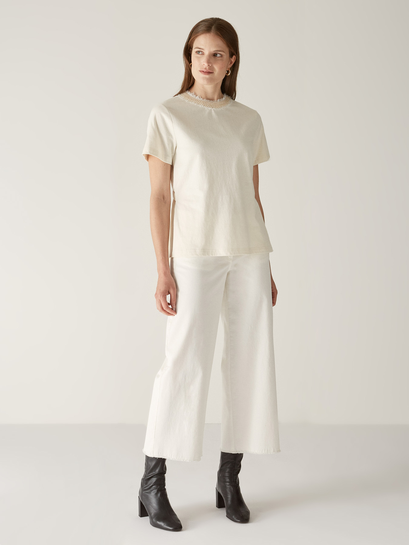 CAMISETA CON ESCOTE JOYA image number 2