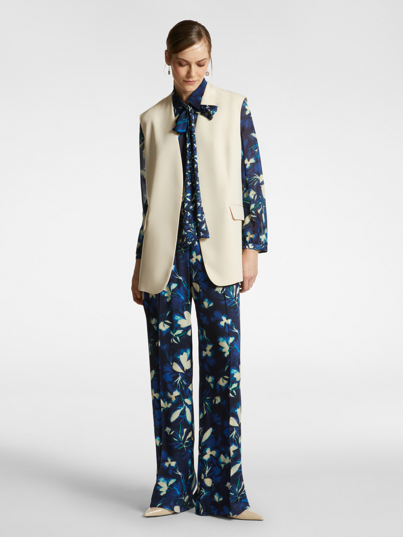 Blazer sin mangas de crep&eacute; cady image number 8