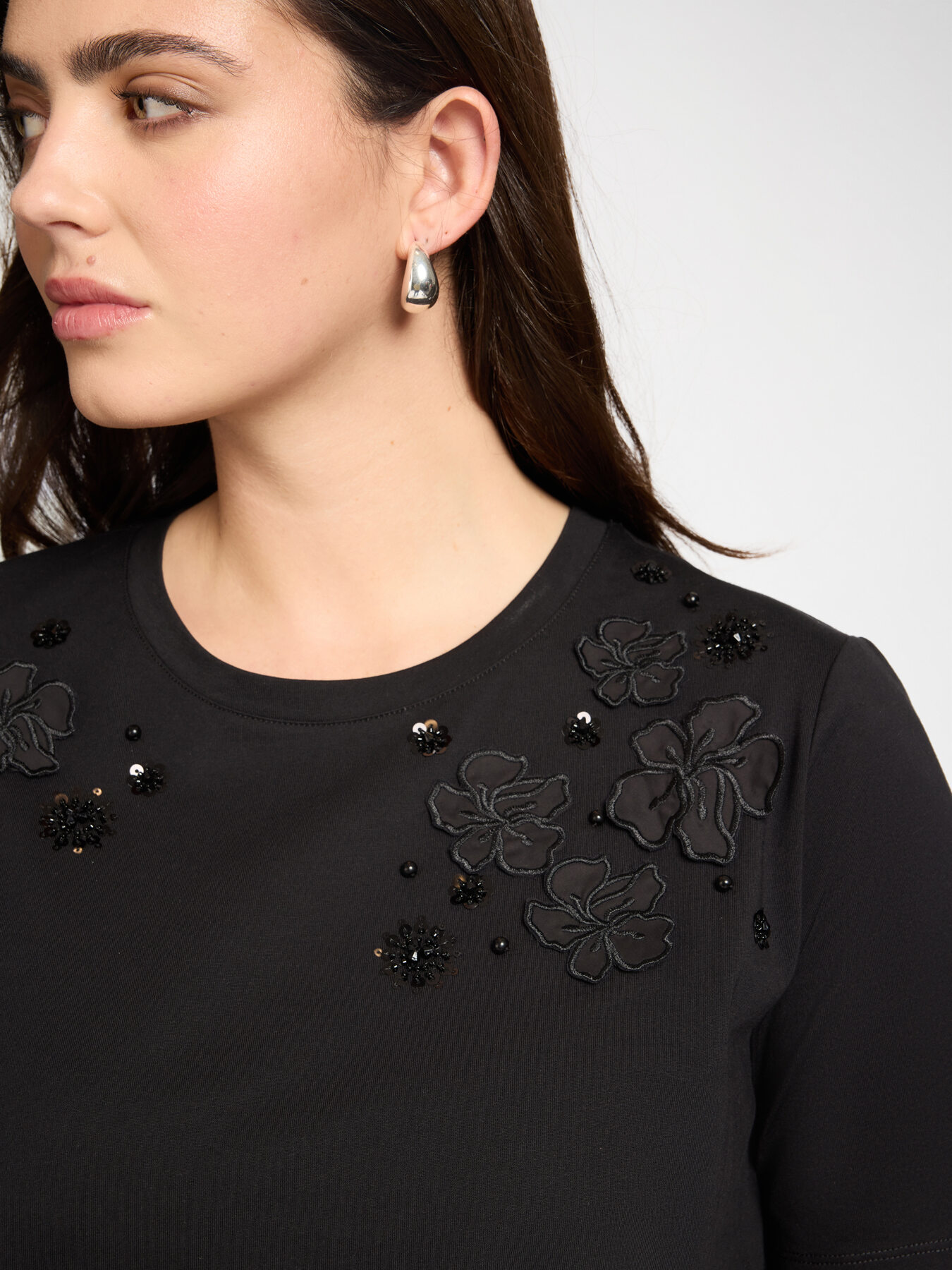 Cotton t-shirt with floral appliqu&eacute;s image number 3