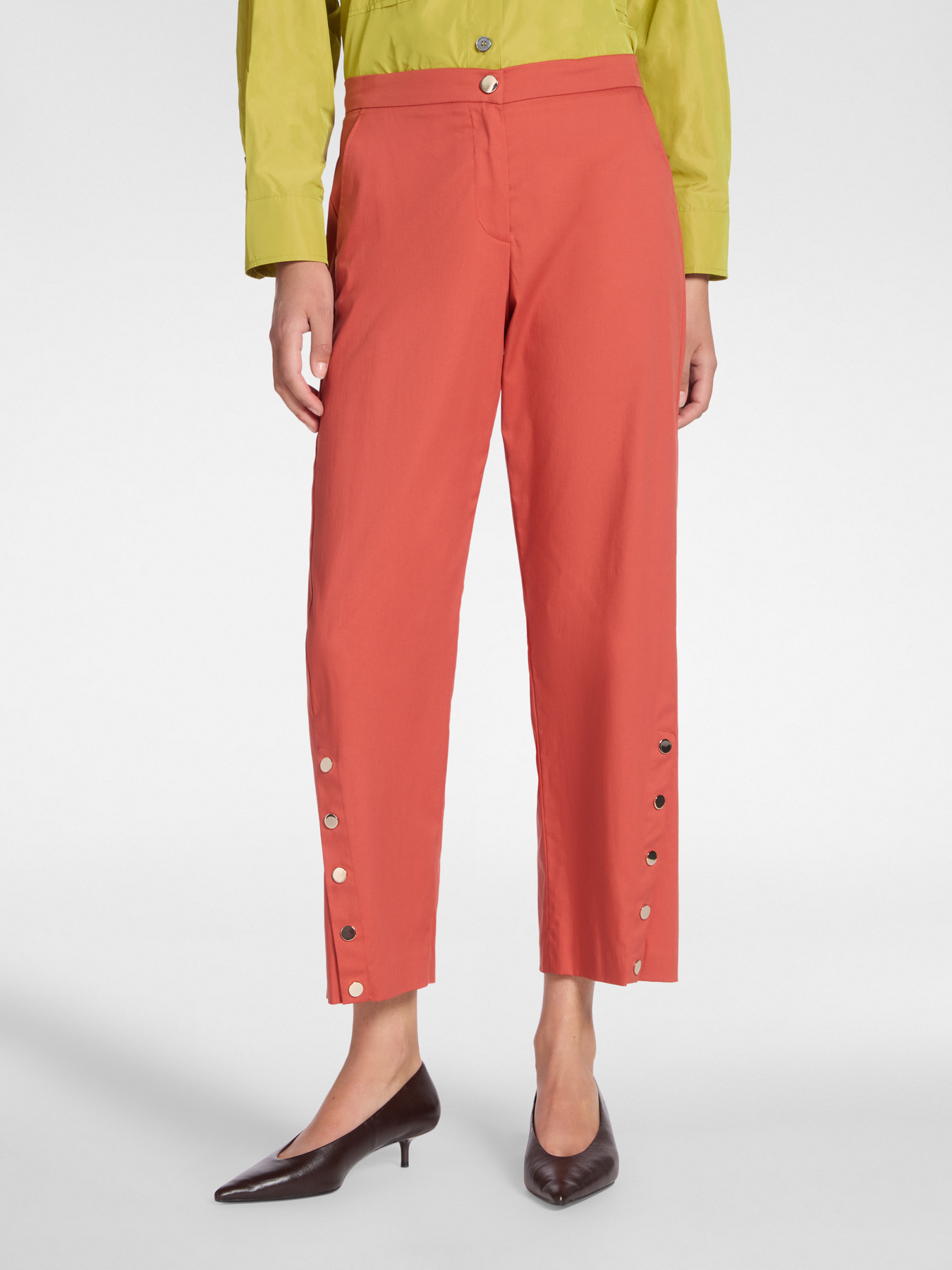 Hose aus Gabardine mit Kn&ouml;pfen image number 2