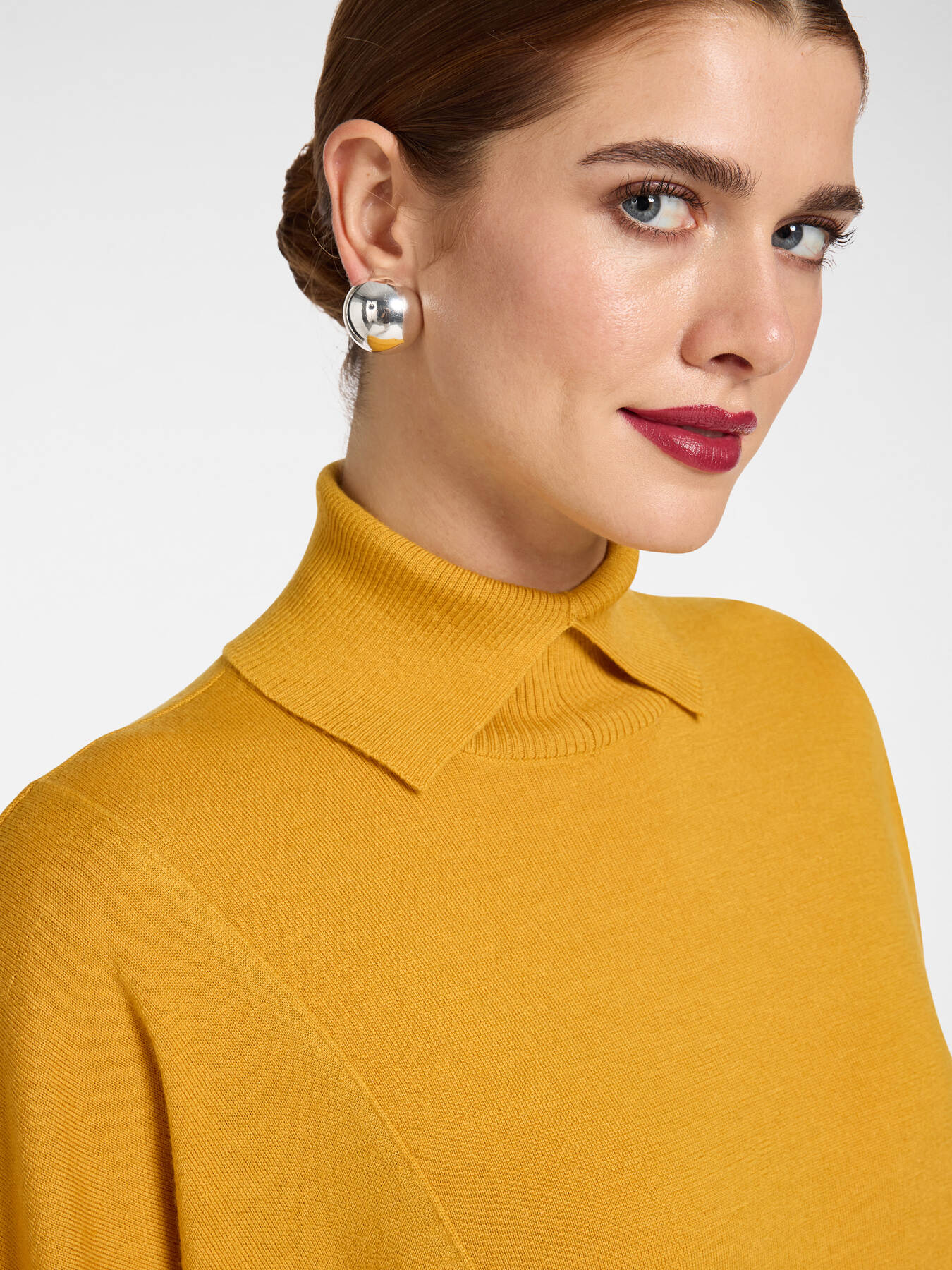 Rollkragenpullover aus Wolle mit asymmetrischem Abschluss image number 3