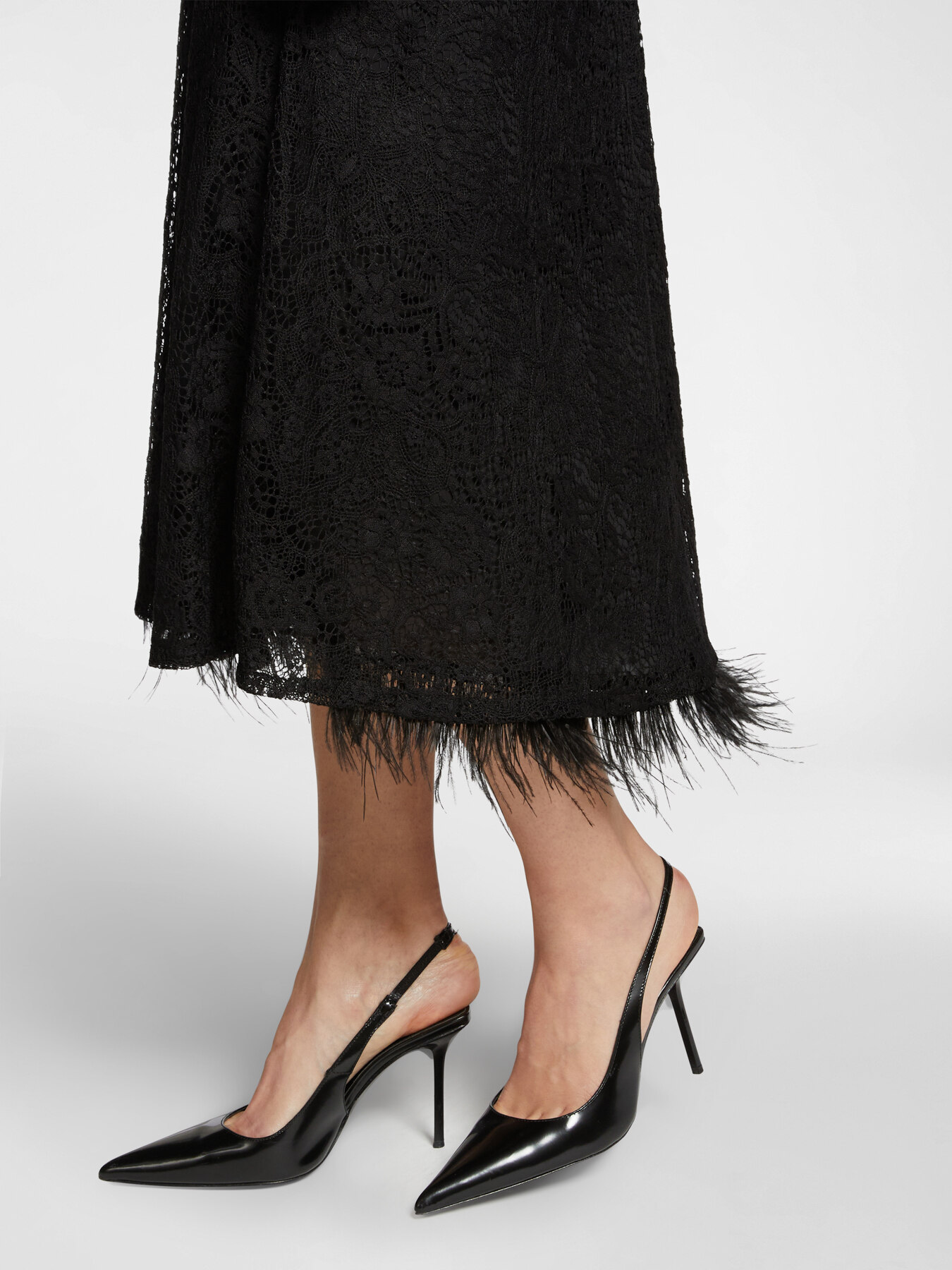 Saia midi de renda com borda com penas image number 3