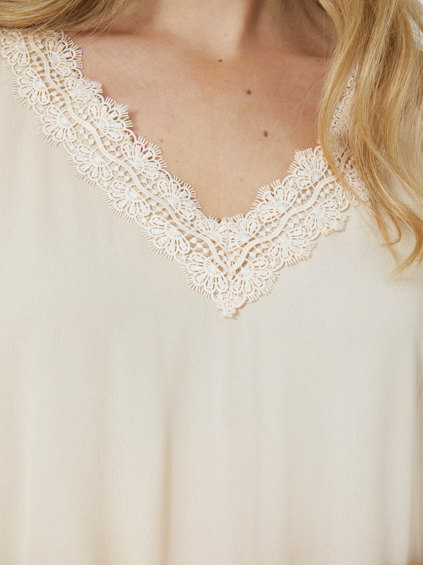 Top con bordo in pizzo image number 3