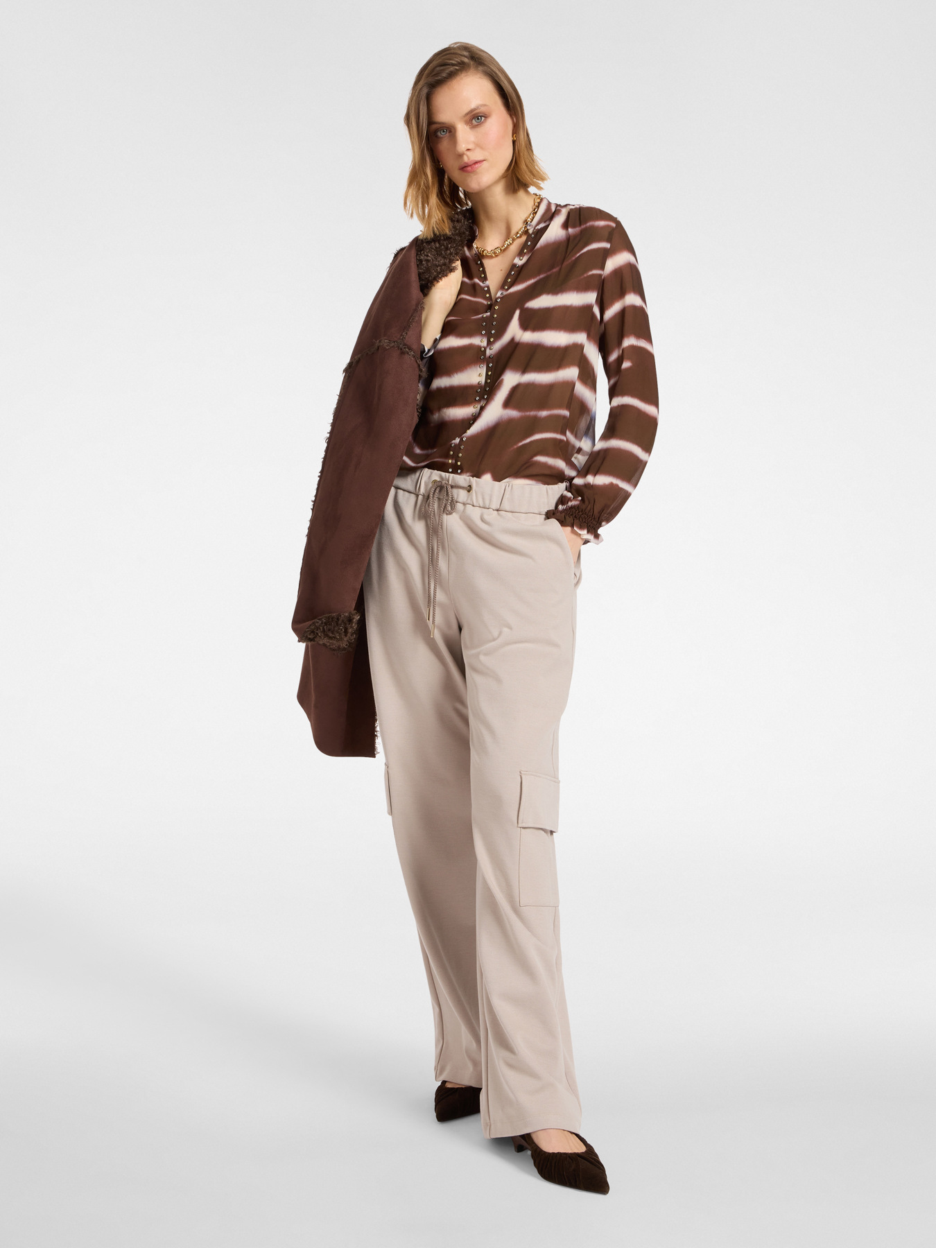 Blusa estampada com tachas image number 2