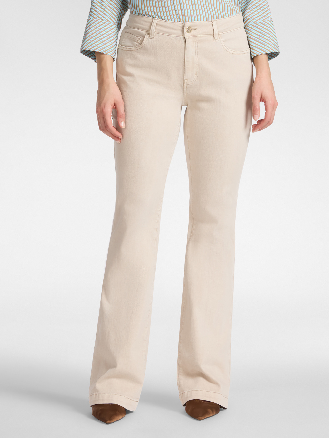 Pantalones acampanados image number 2