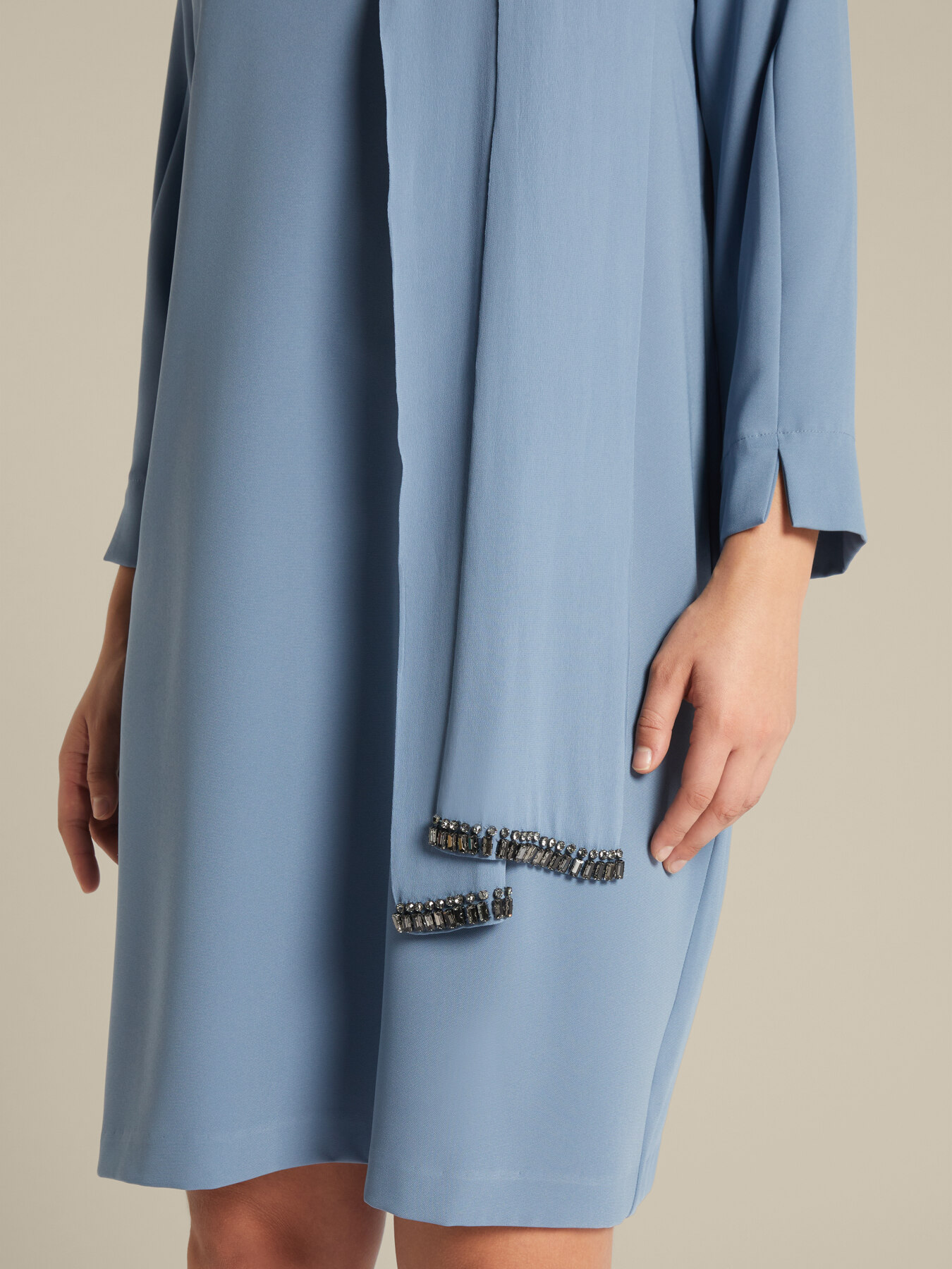 Elegantes Kleid mit Schluppe am Kragen image number 2