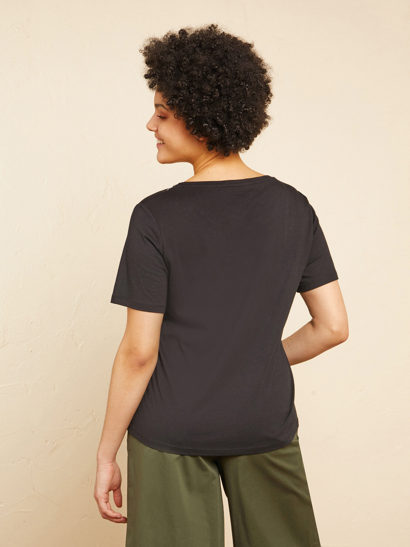 Camiseta con bordados image number 1