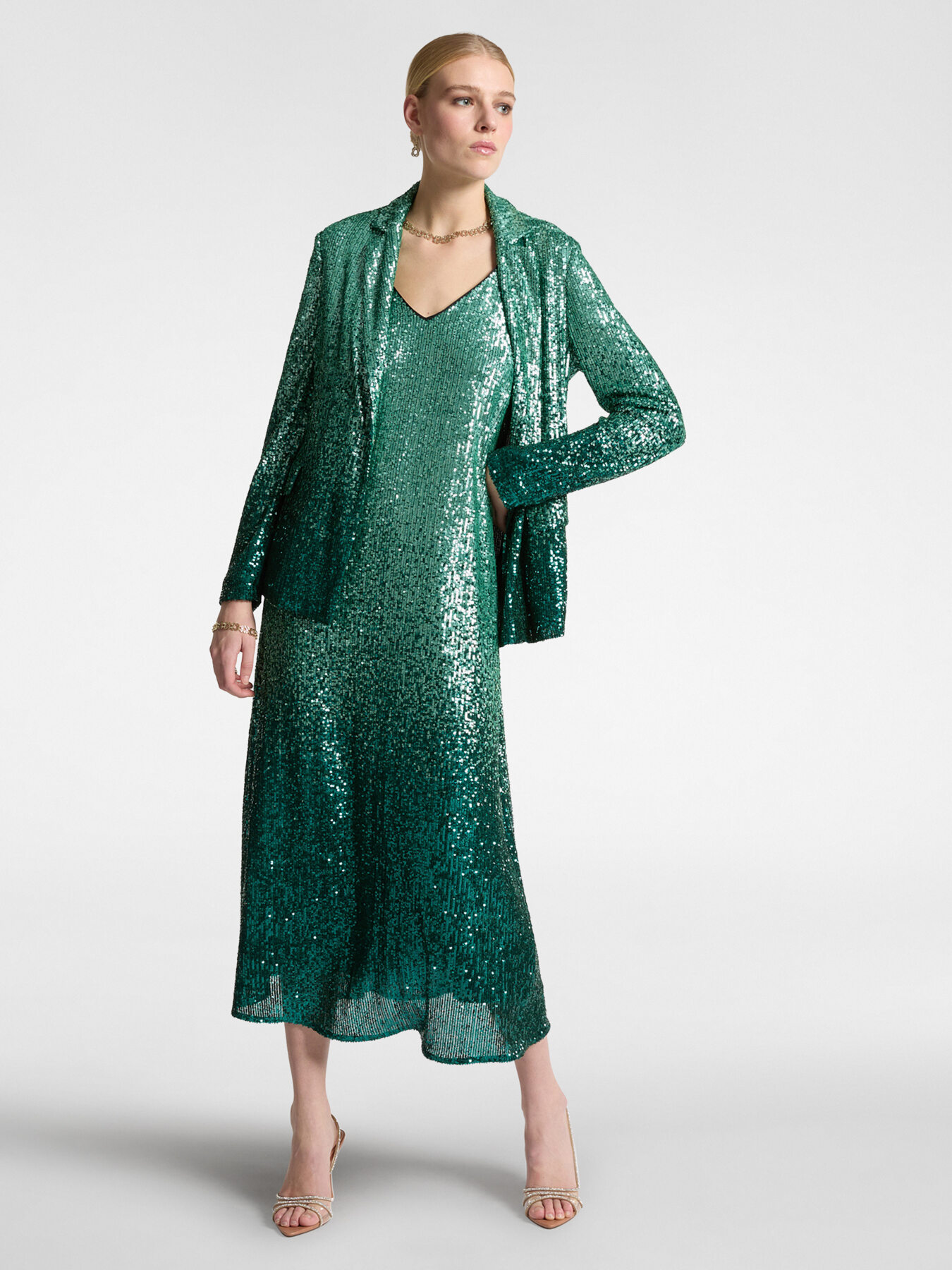 Robe longue enti&egrave;rement &agrave; paillettes image number 2