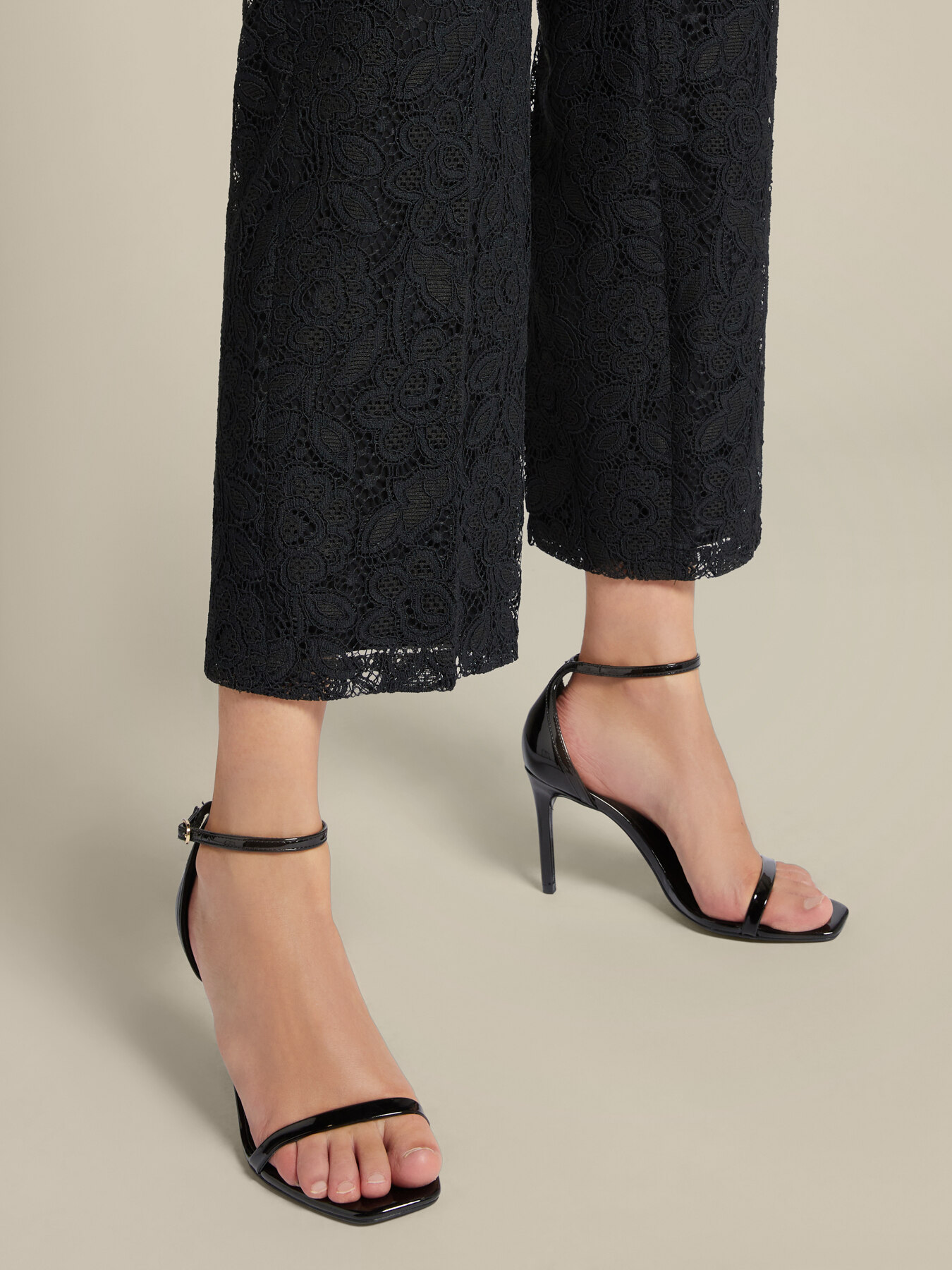 Pantaloni in macram&eacute; image number 3