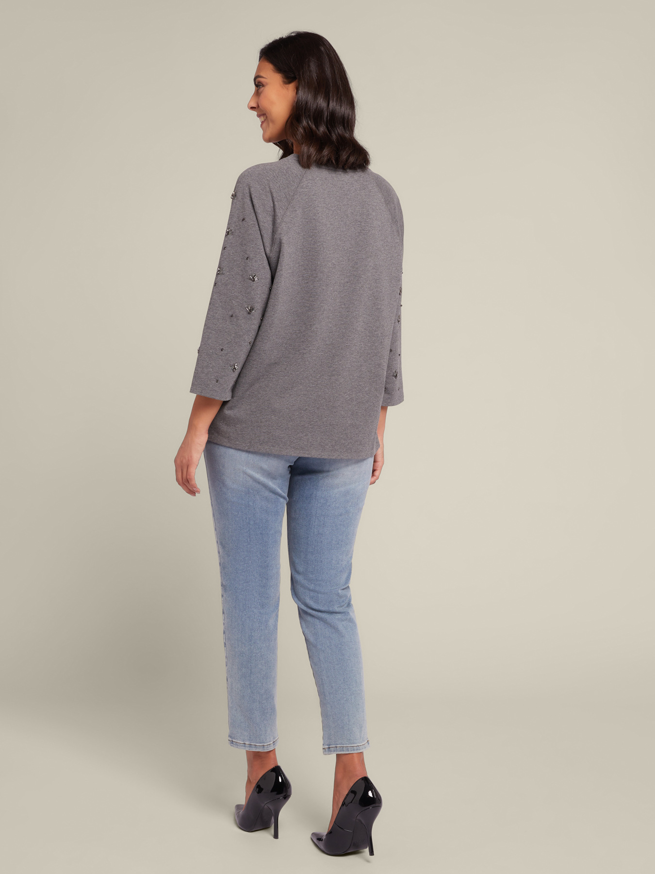 SUDADERA BORDADA A MANO image number 2