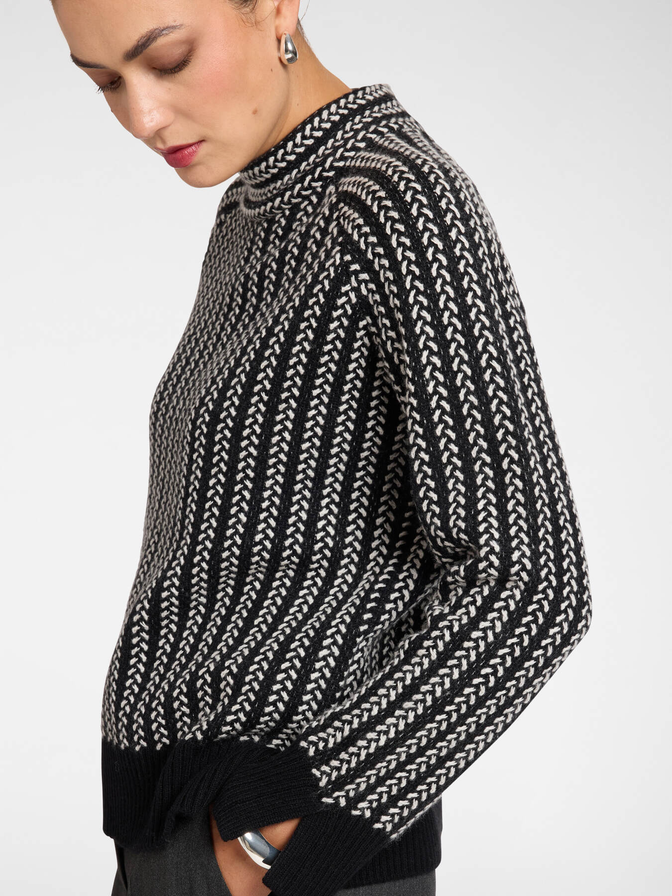 Pure wool cable knit sweater image number 3