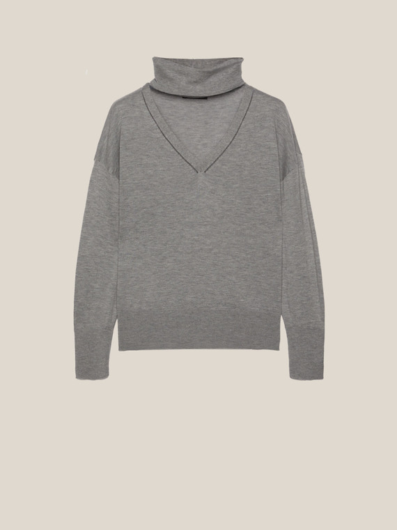 Sweater with detachable collar