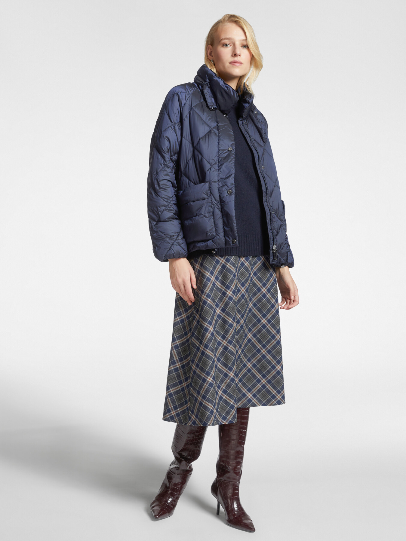 Diamond-quilted down jacket with pockets image number 2