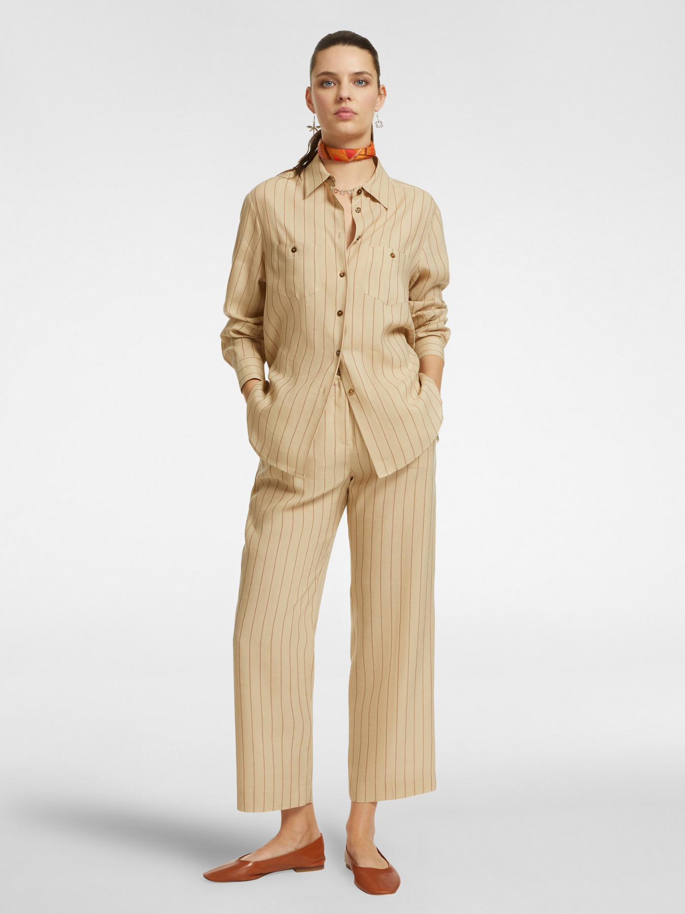 Nadelstreifen-Hemdbluse mit Taschen image number 2