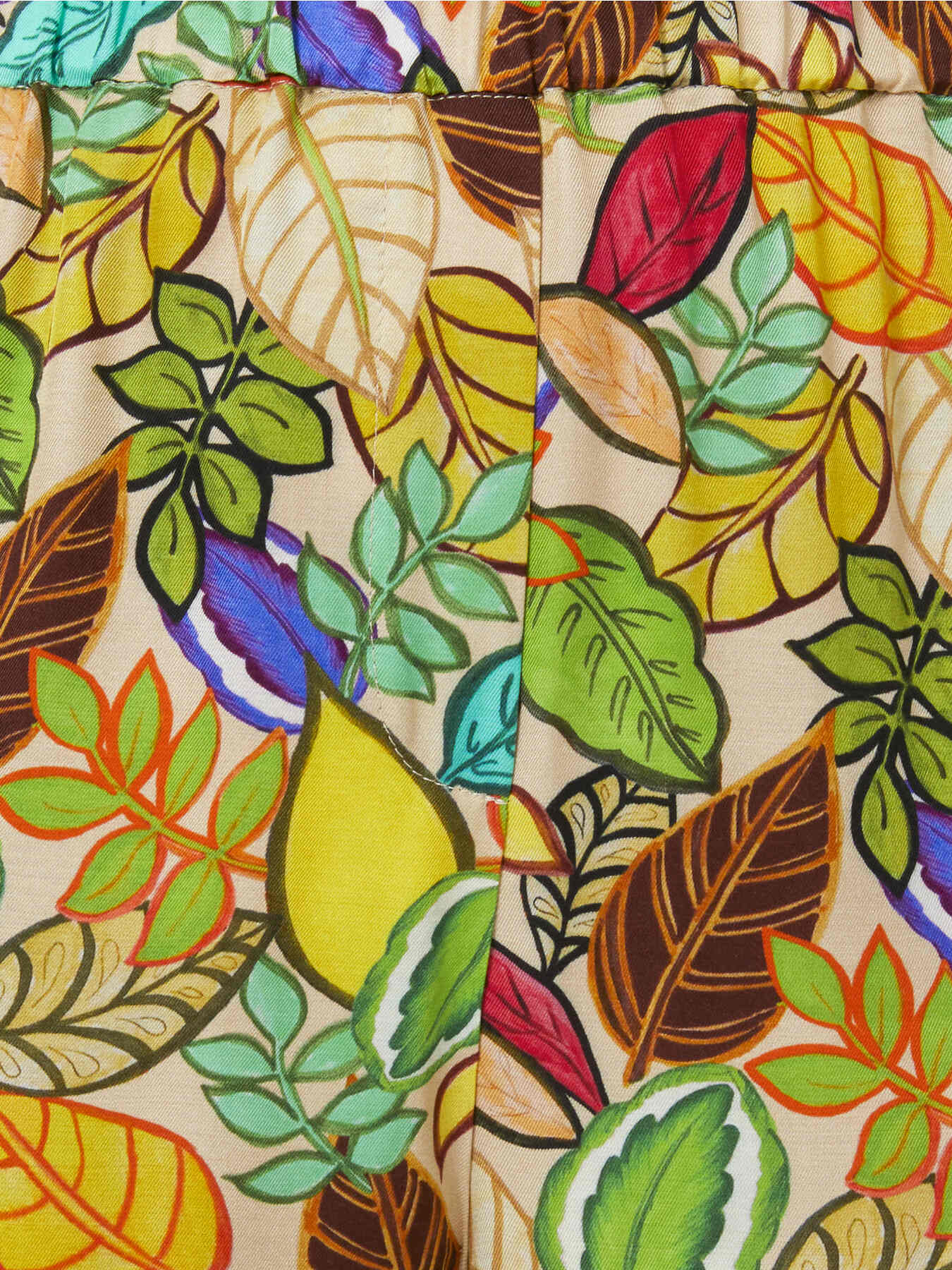 Short trousers with foliage print image number 5