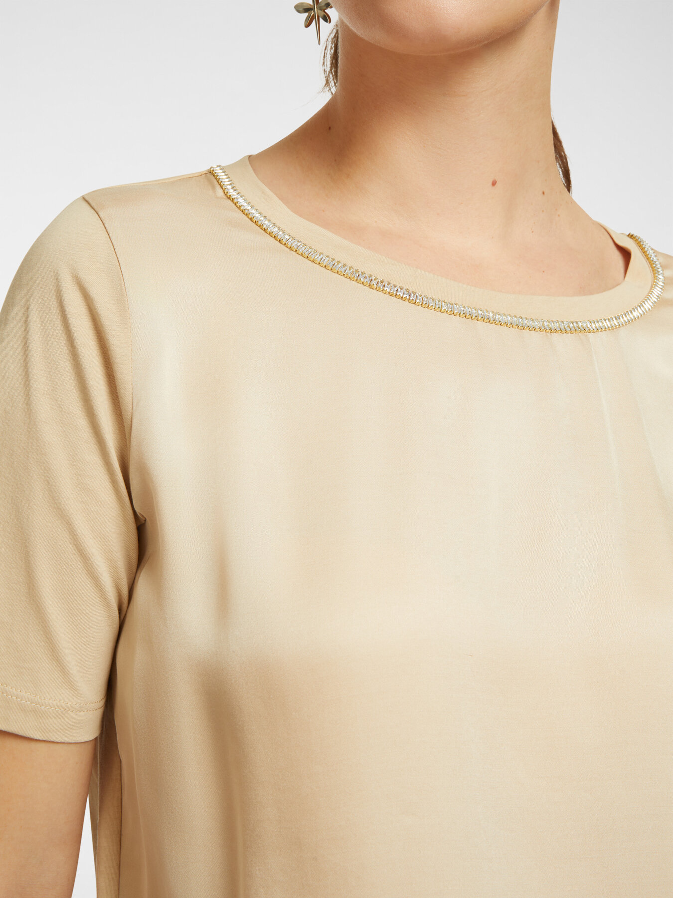 T-shirt con scollo ricamato image number 3