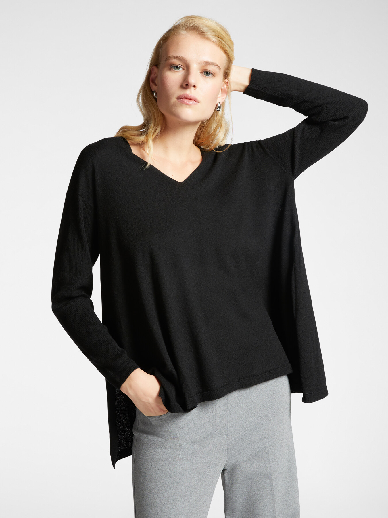 Camiseta over con escote de pico image number 0