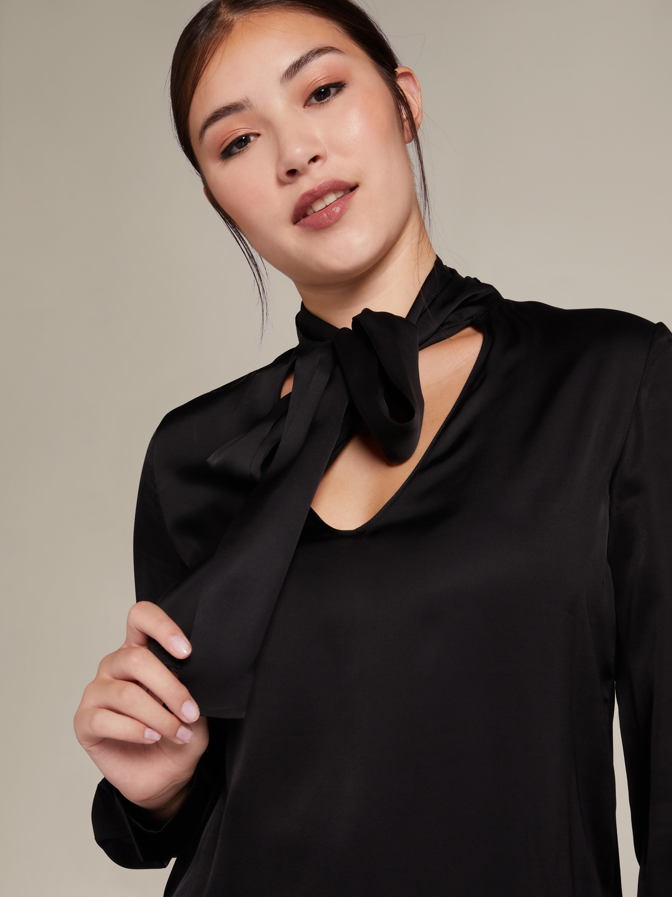 Blusa de raso ECOVERO™ con lazo image number 3