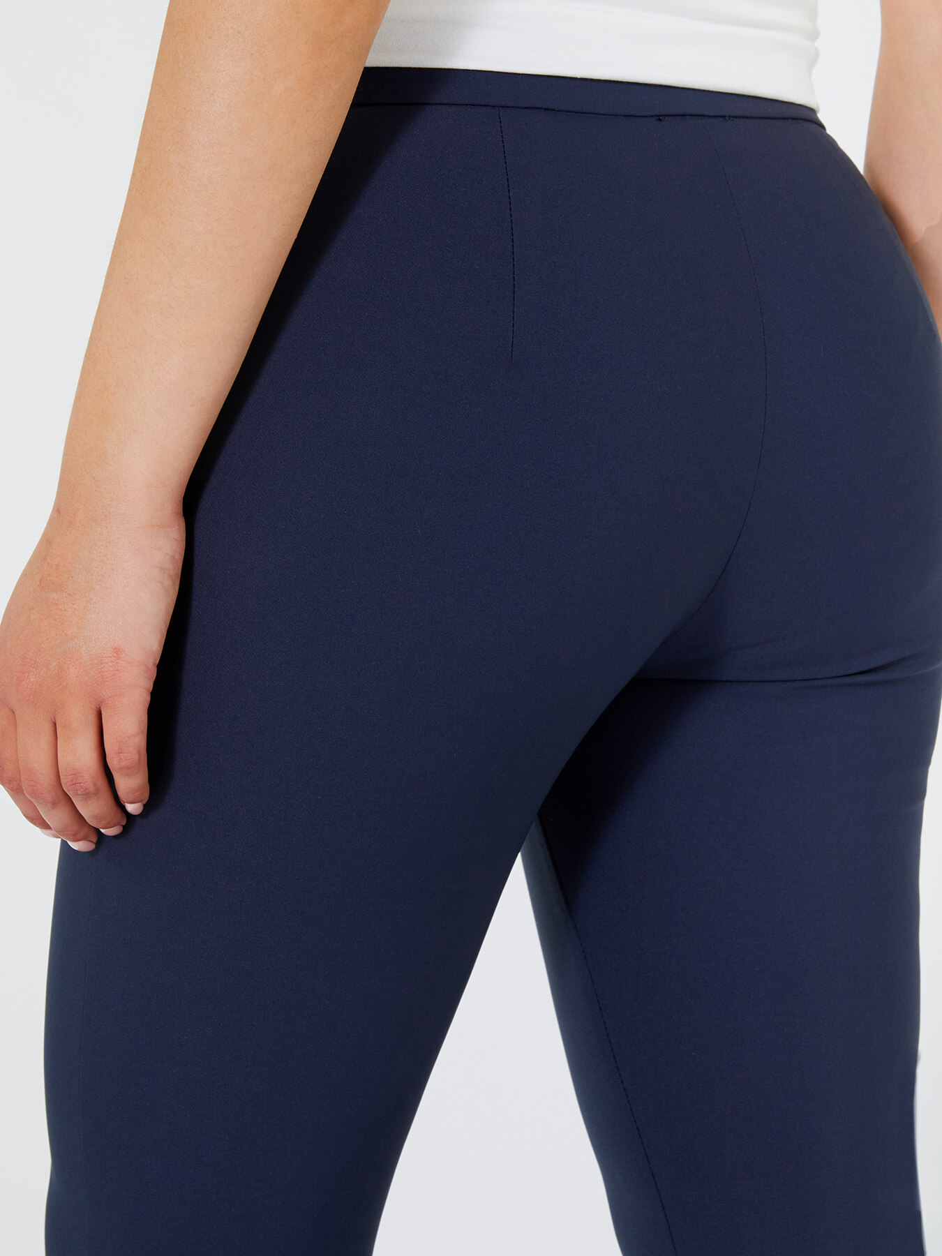 Pantalones kick flare de tejido t&eacute;cnico image number 5