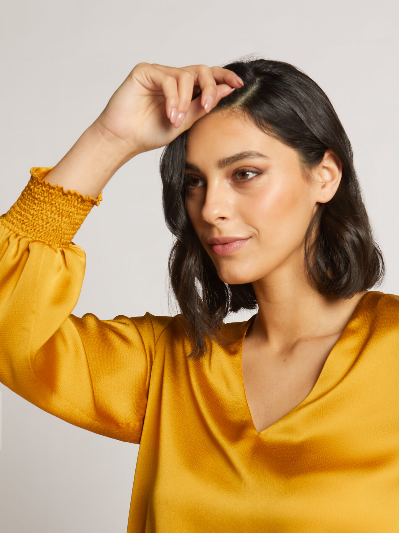 Blusa decote em V em cetim image number 3