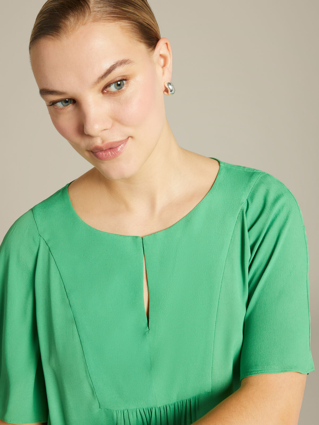 Blusa acampanada con fruncidos image number 3