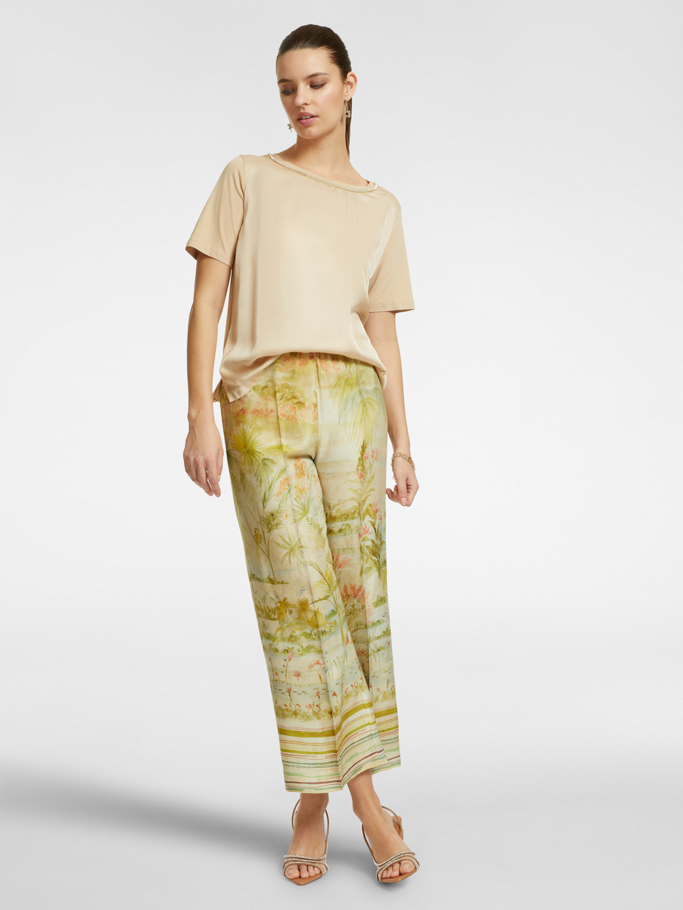 T-shirt con scollo ricamato image number 2