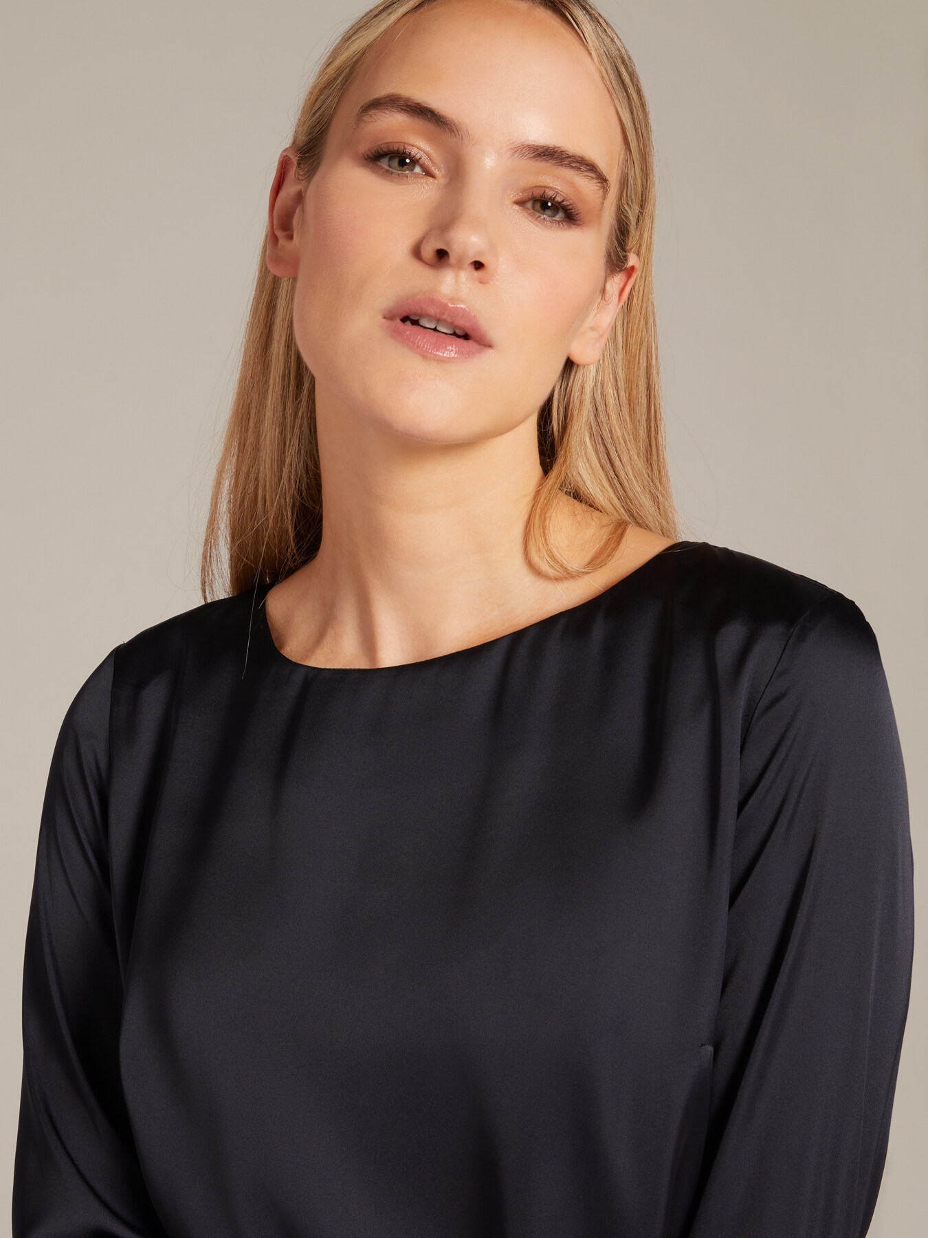 Blusa de raso de color liso image number 3