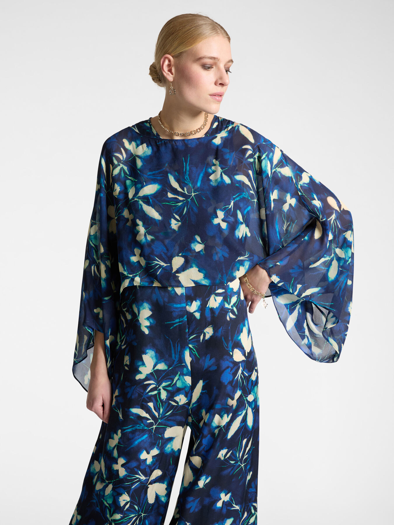 Conjunto elegante estampado con mono y blusa image number 2