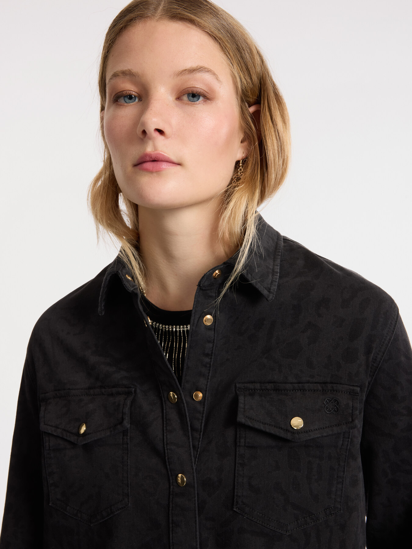 Chemise imprim&eacute; animal en denim image number 3