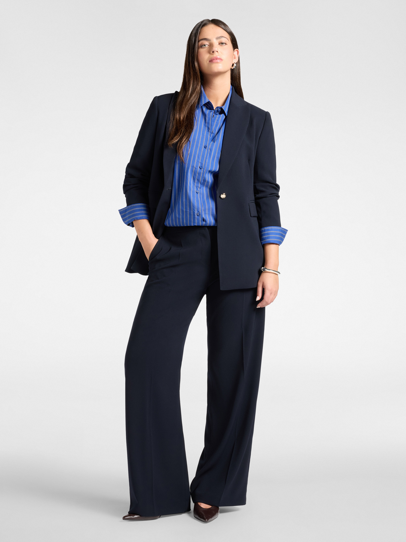 Blazer en cr&ecirc;pe avec bouton Monogram image number 2