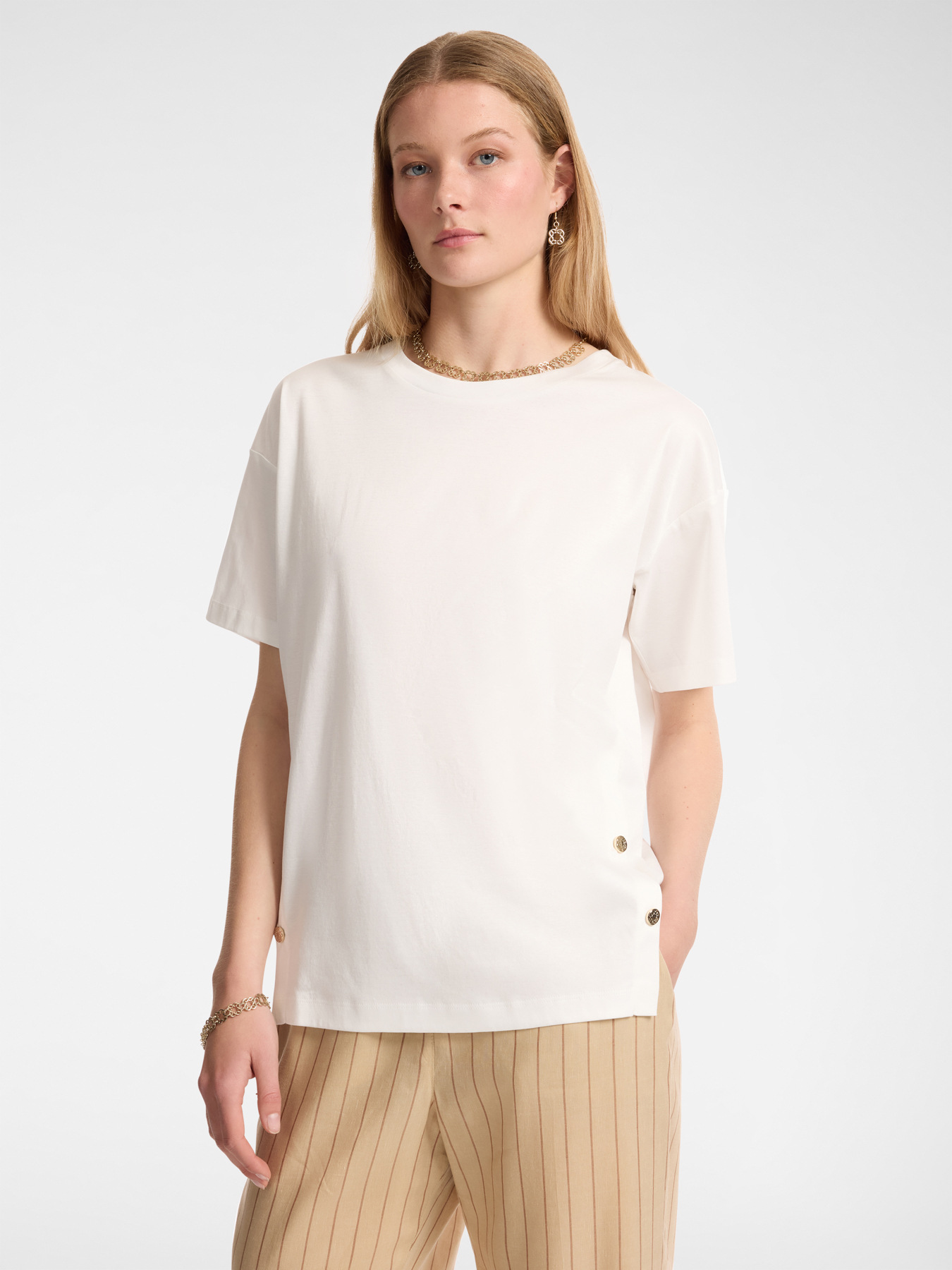 T-shirt con bottoni sugli spacchi image number 0