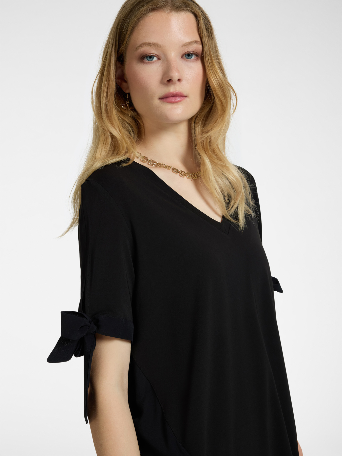 Camiseta oversize con lazos en la parte inferior de las mangas. image number 2