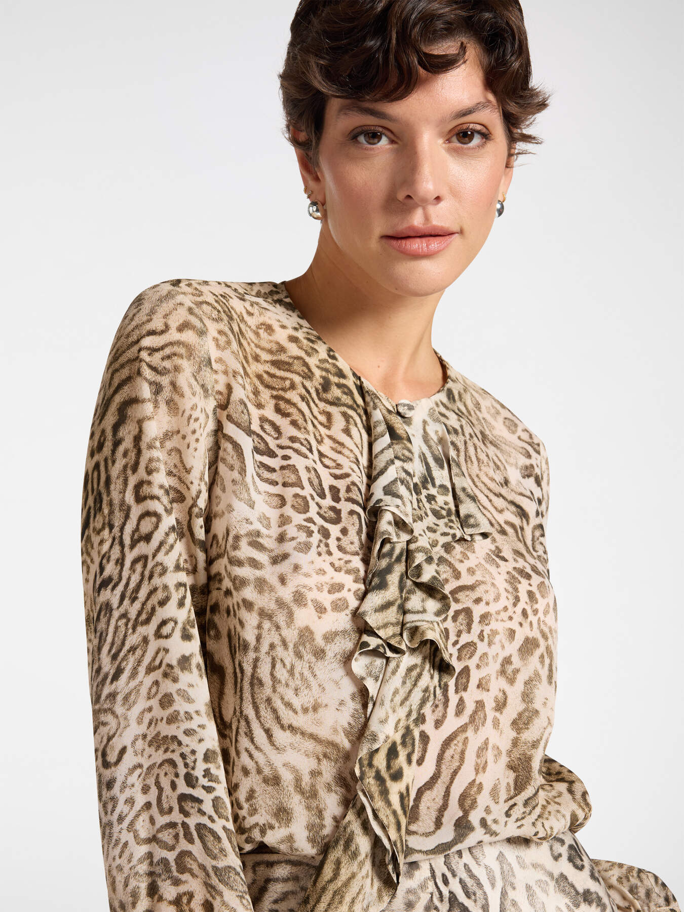 Blusa con estampado animal y jabot image number 2