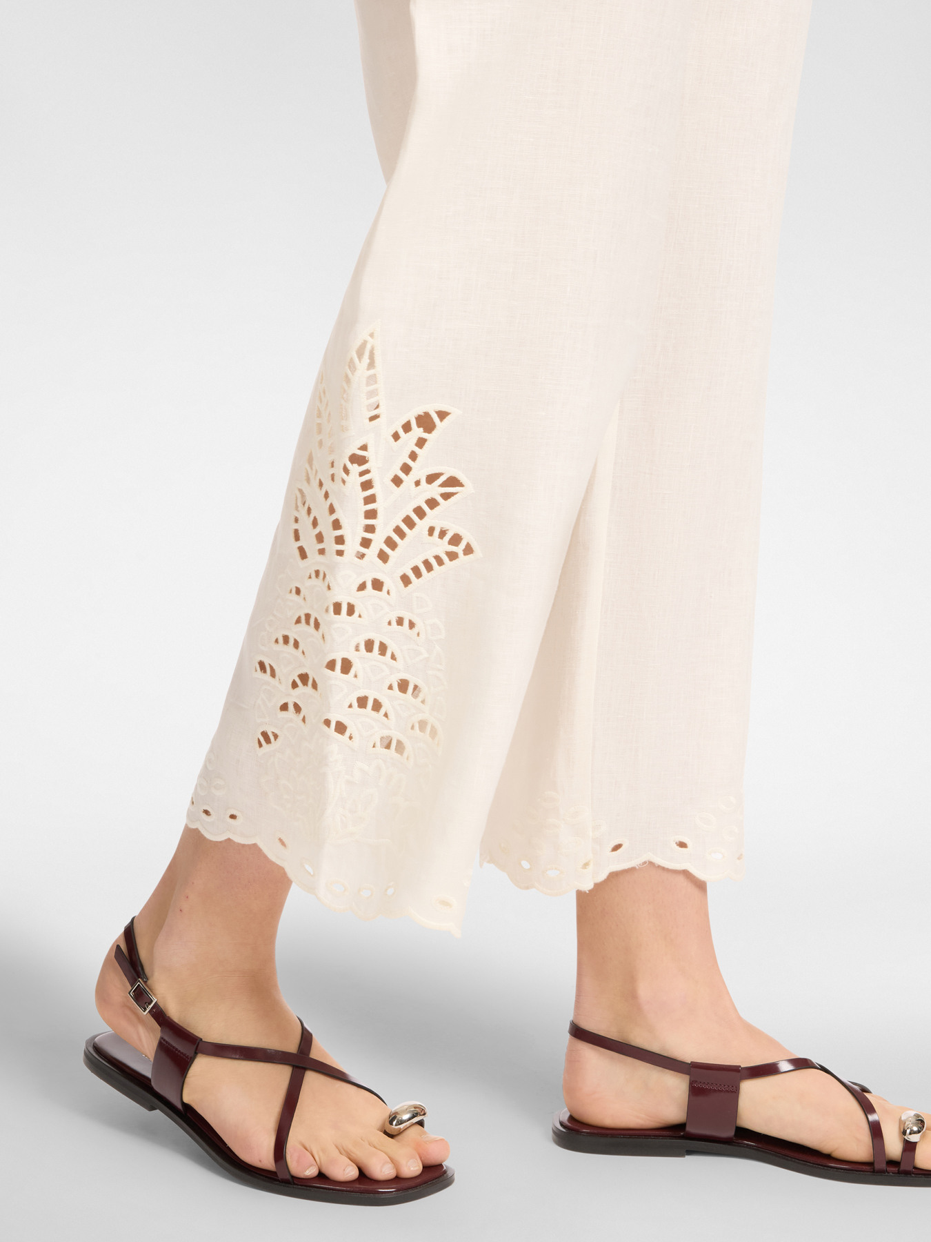 Pantaloni cropped ricamati in lino image number 3