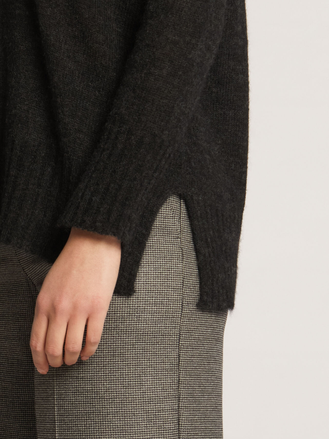 GAUZE EFFECT ALPACA V-NECK SWEATER WITH SLITS image number 3