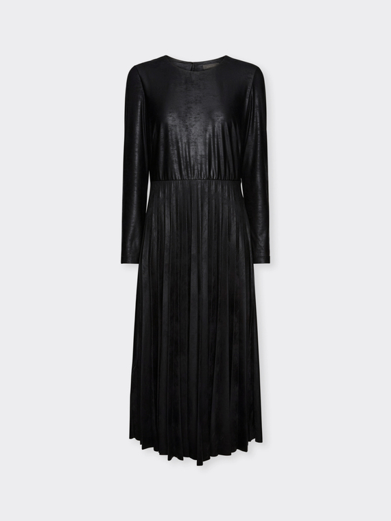 I live with a pleated skirt