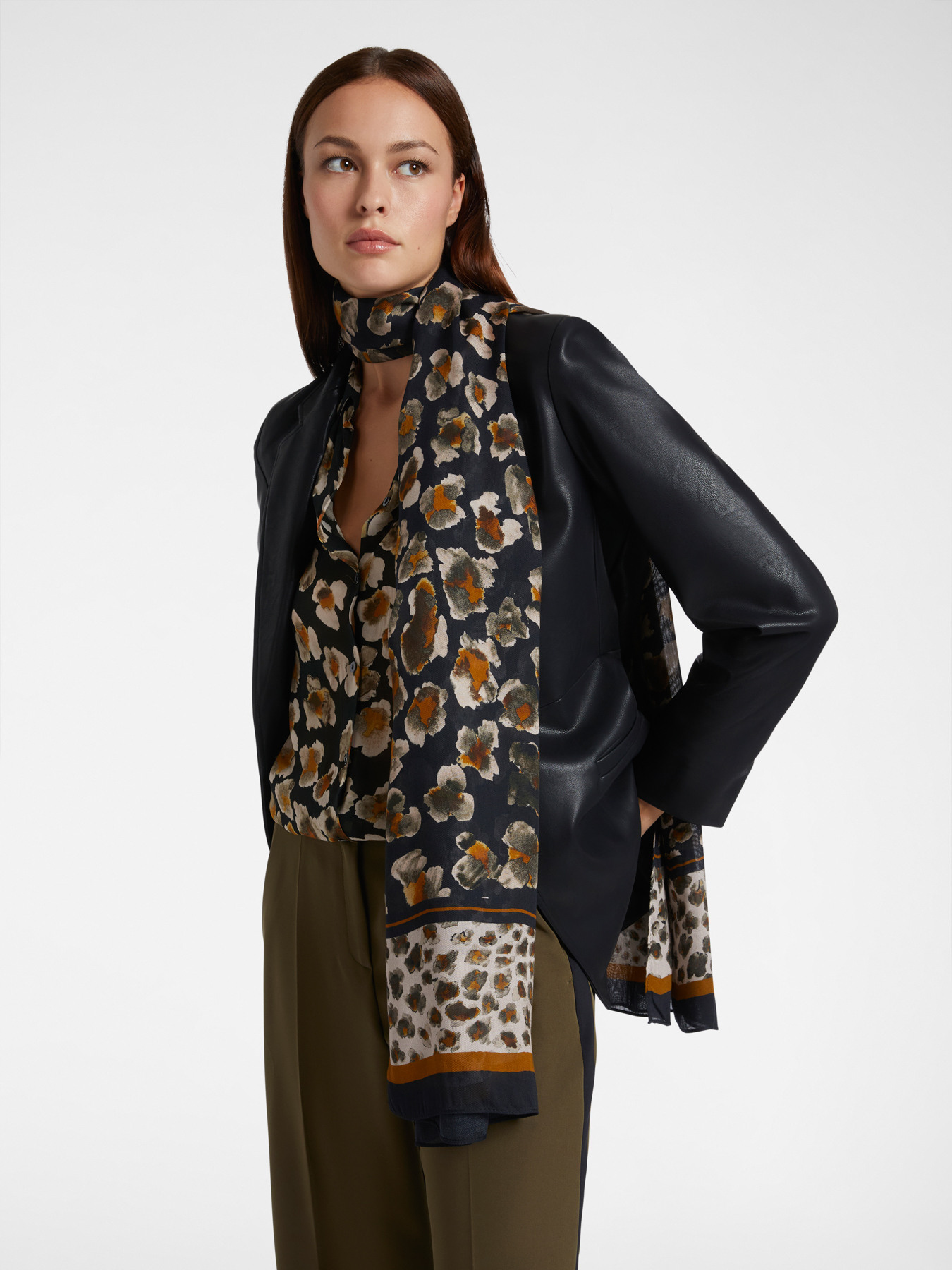 Pa&ntilde;uelo estampado con bordes image number 0