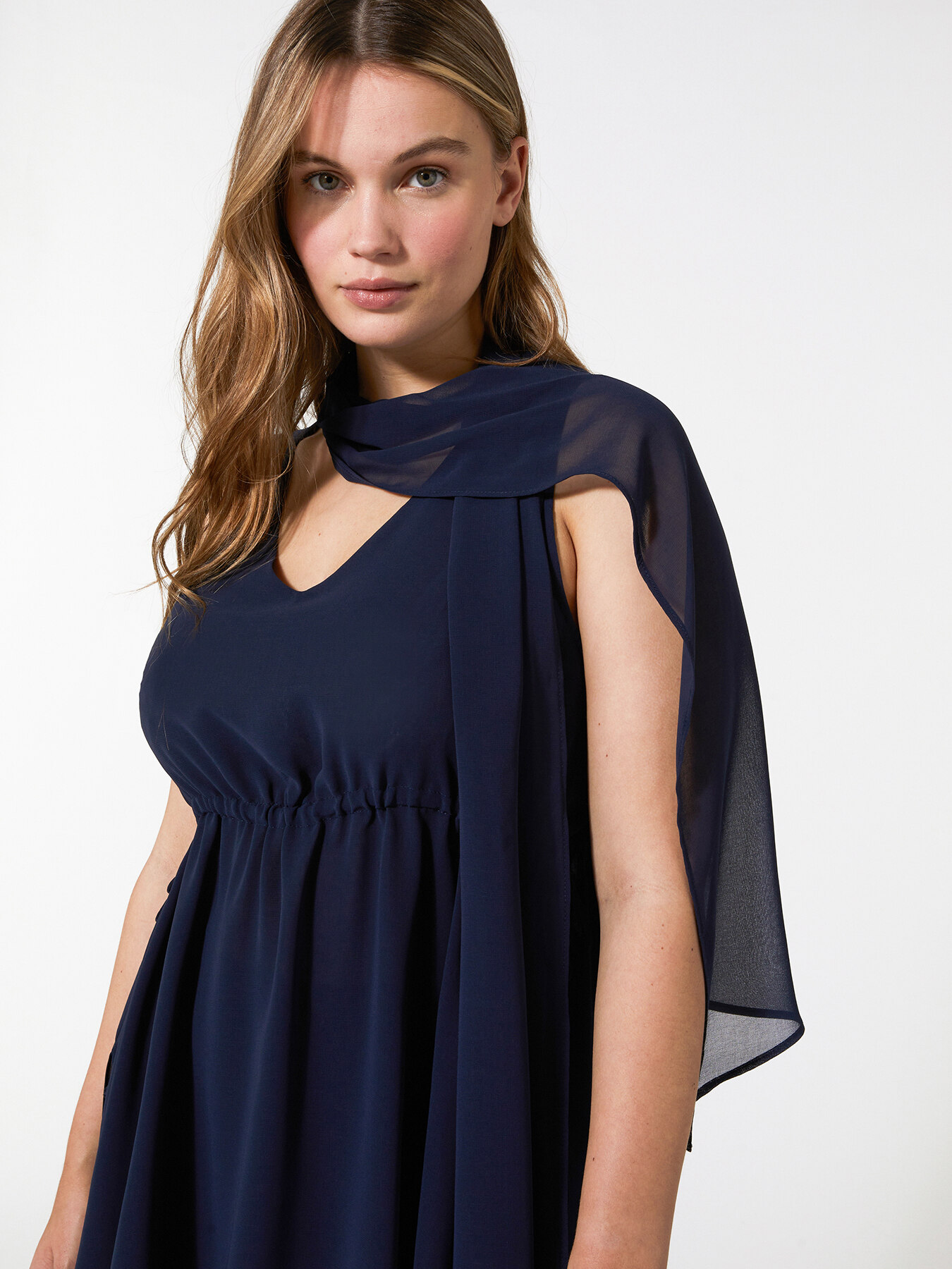 Completo elegante con top, pantaloni e stola image number 3