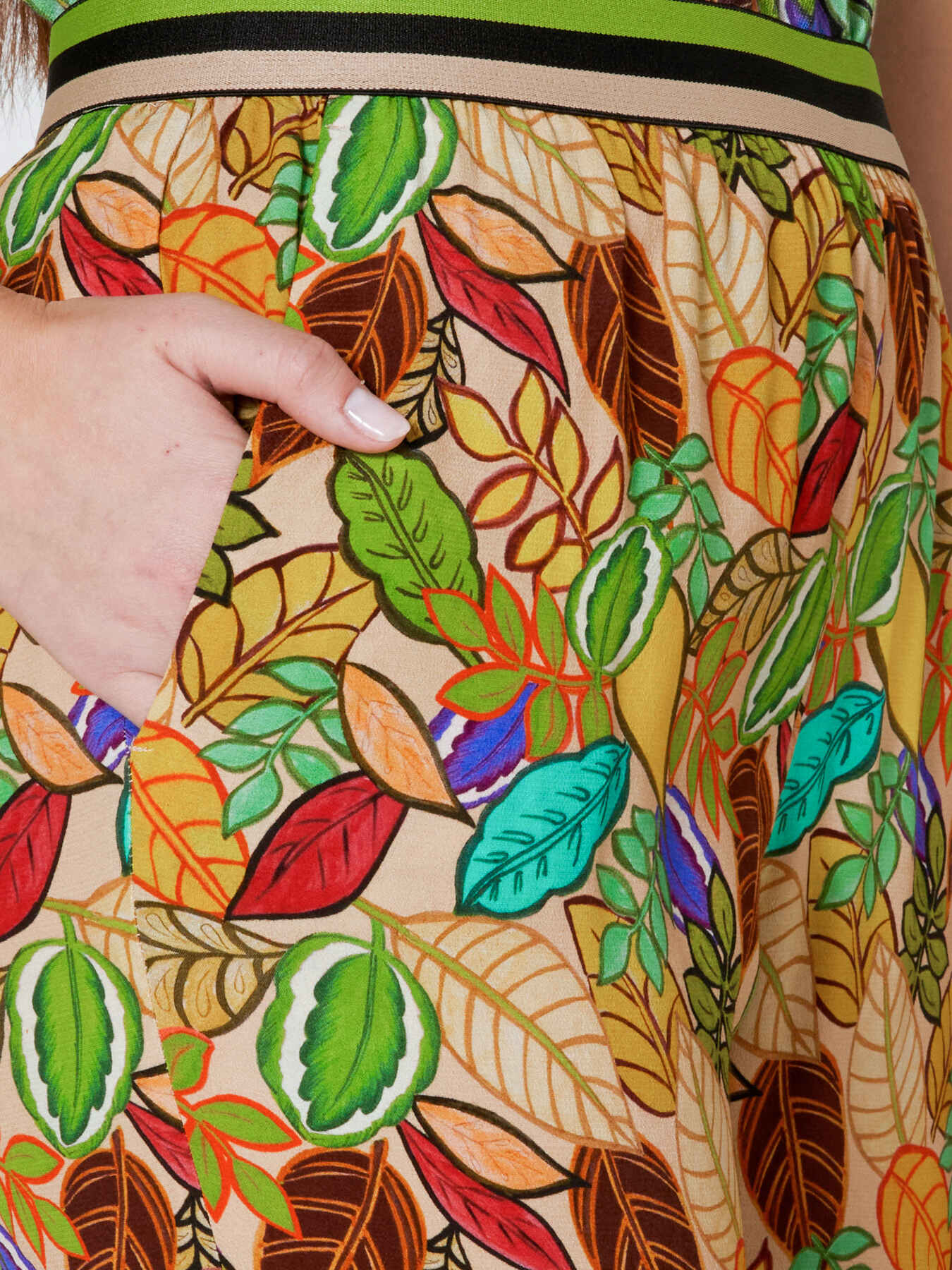 Straight-leg printed trousers image number 4