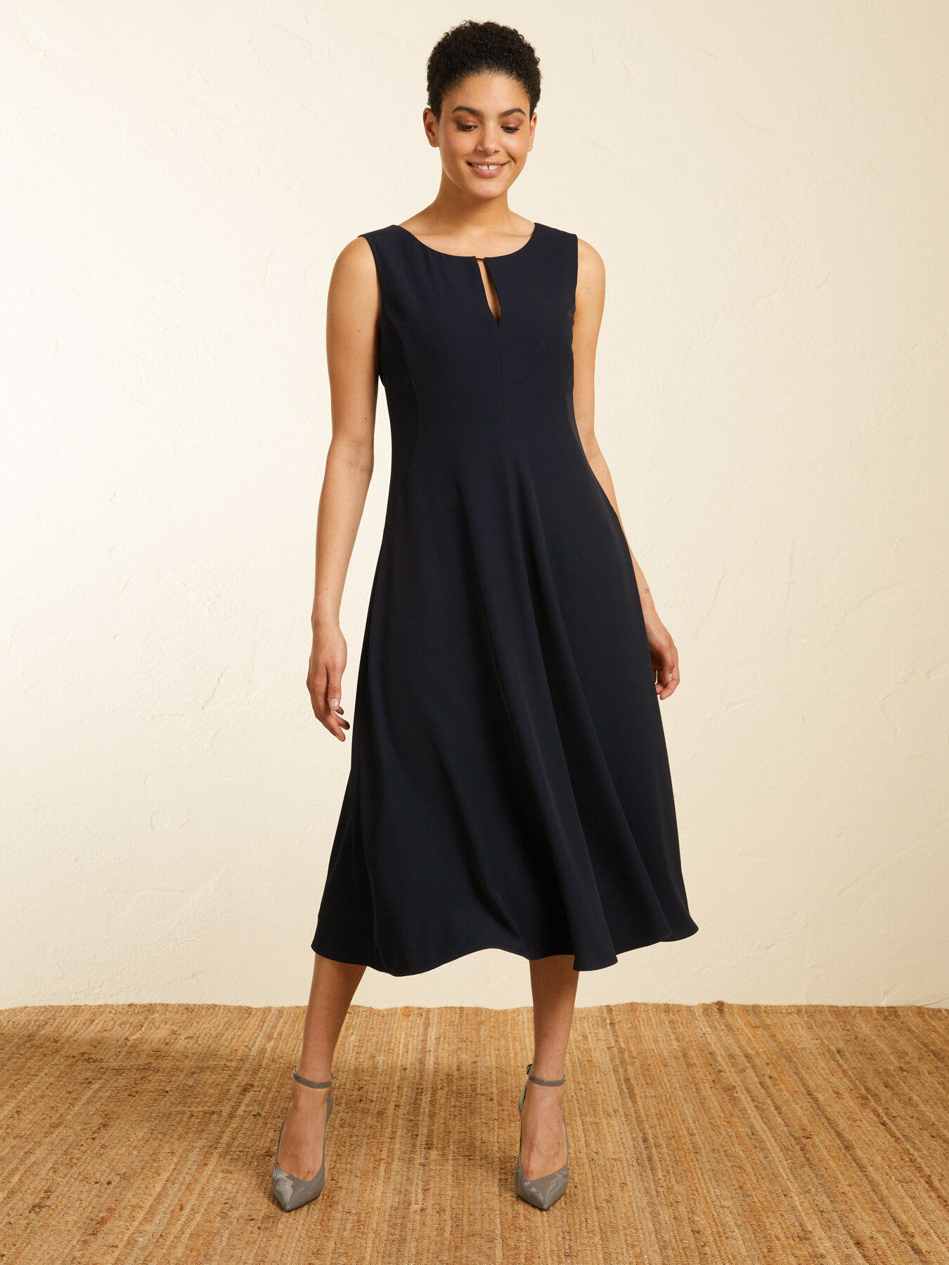 KLEID AUS WEICH FALLENDEM STOFF image number 2