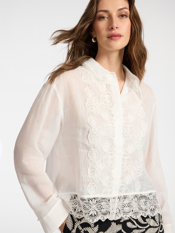 Camicia in rami&eacute; con pizzo