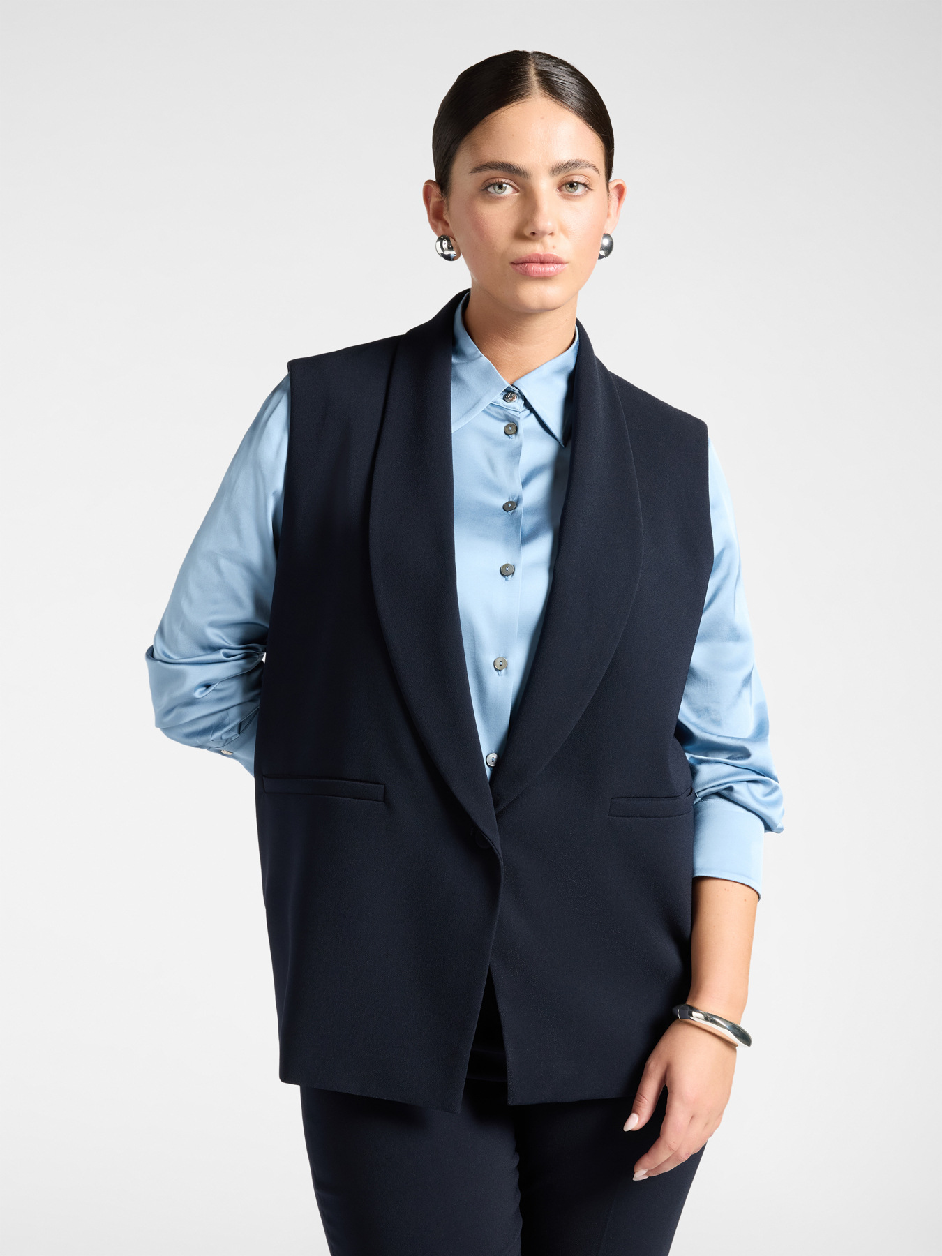 Cr&ecirc;pe vest with lapels image number 0