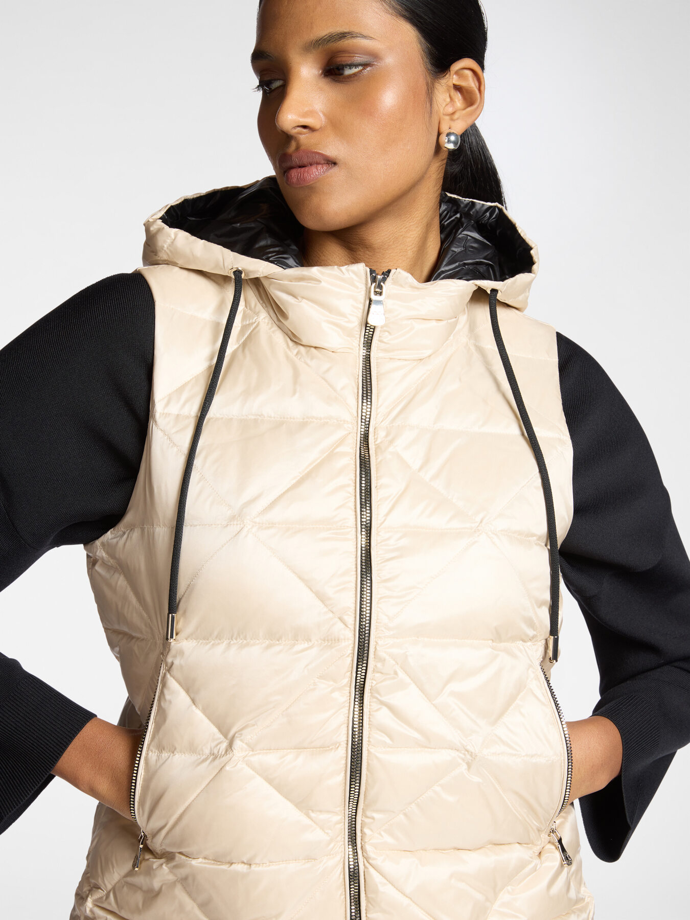 Lightweight sleeveless down jacket image number 3