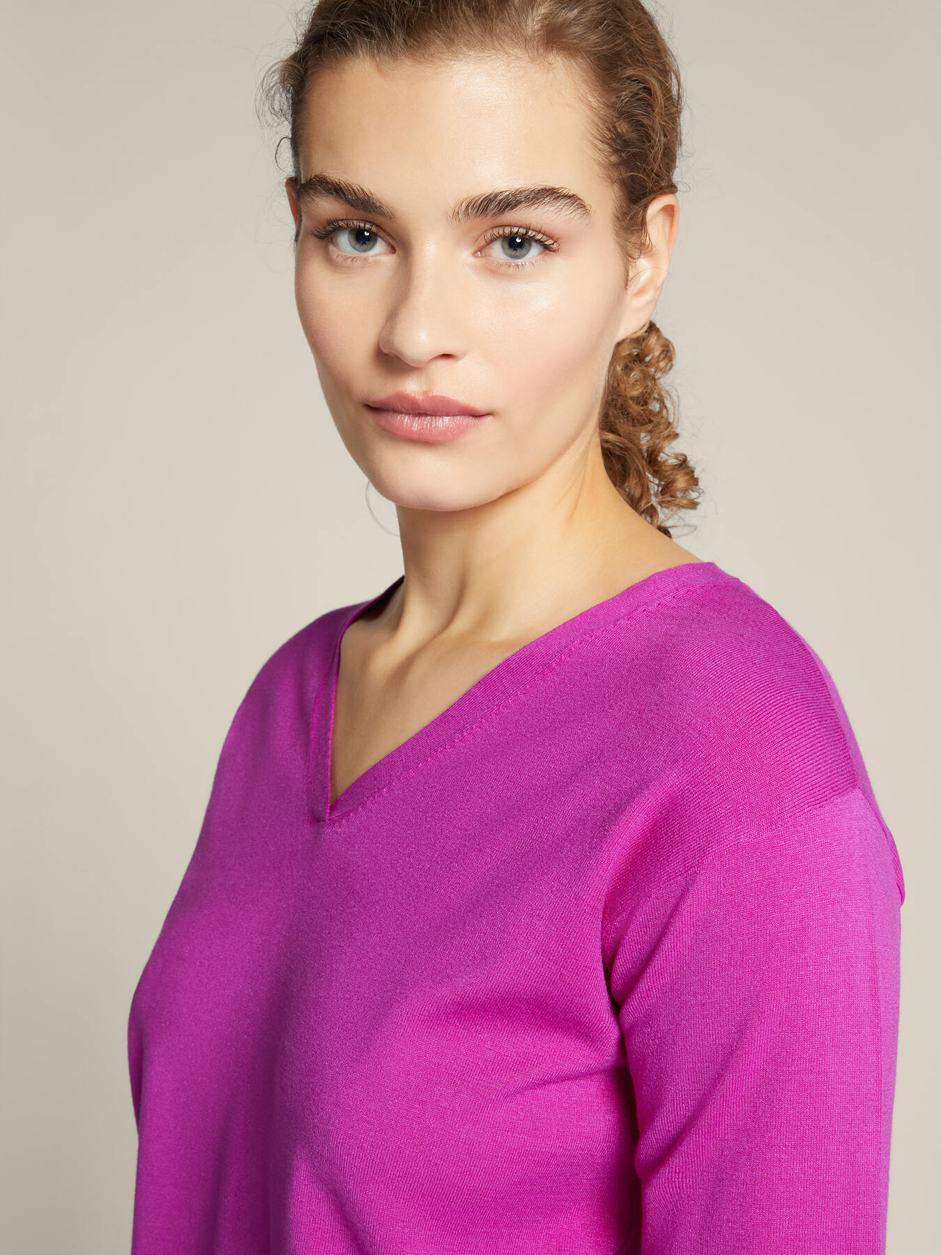 Suéter de cuello en V image number 2