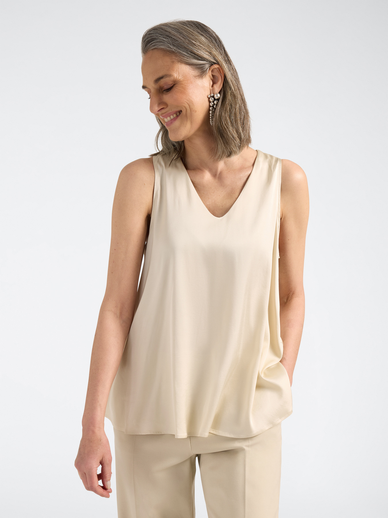 Top en satin de viscose d&eacute;collet&eacute; en V image number 0
