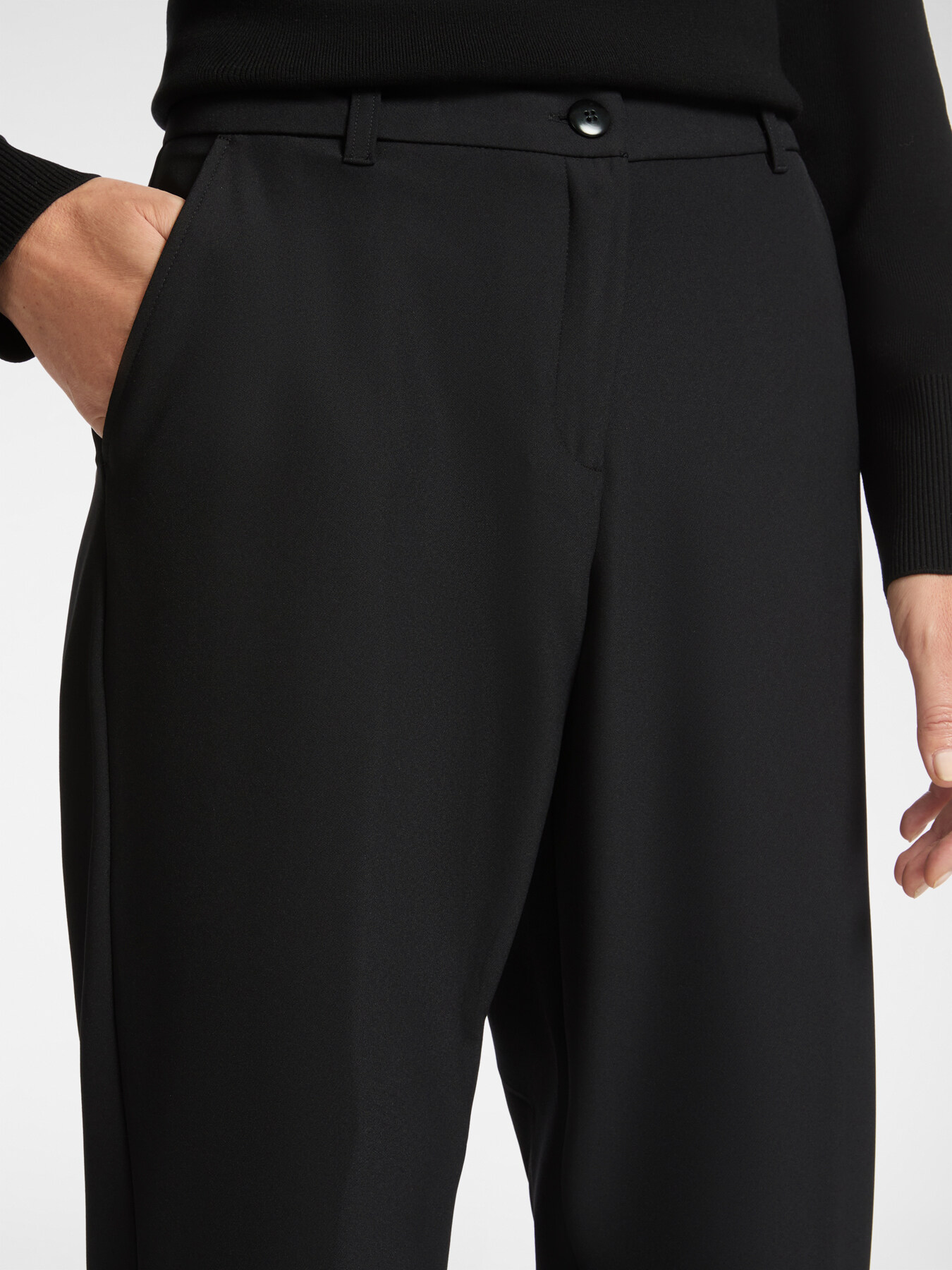 Cal&ccedil;as chino em tecido t&eacute;cnico image number 3