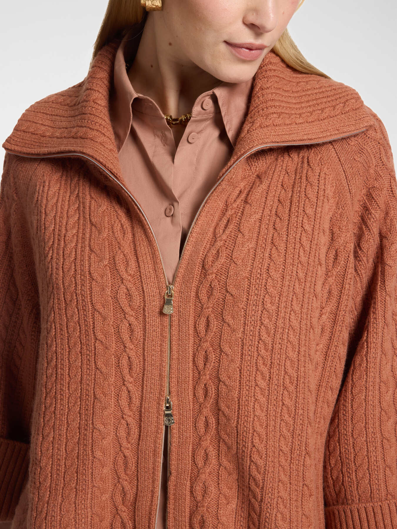 Cardigan lana trecce collo alto image number 3