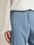 Pantalones delgados en la tela crepe image number 3
