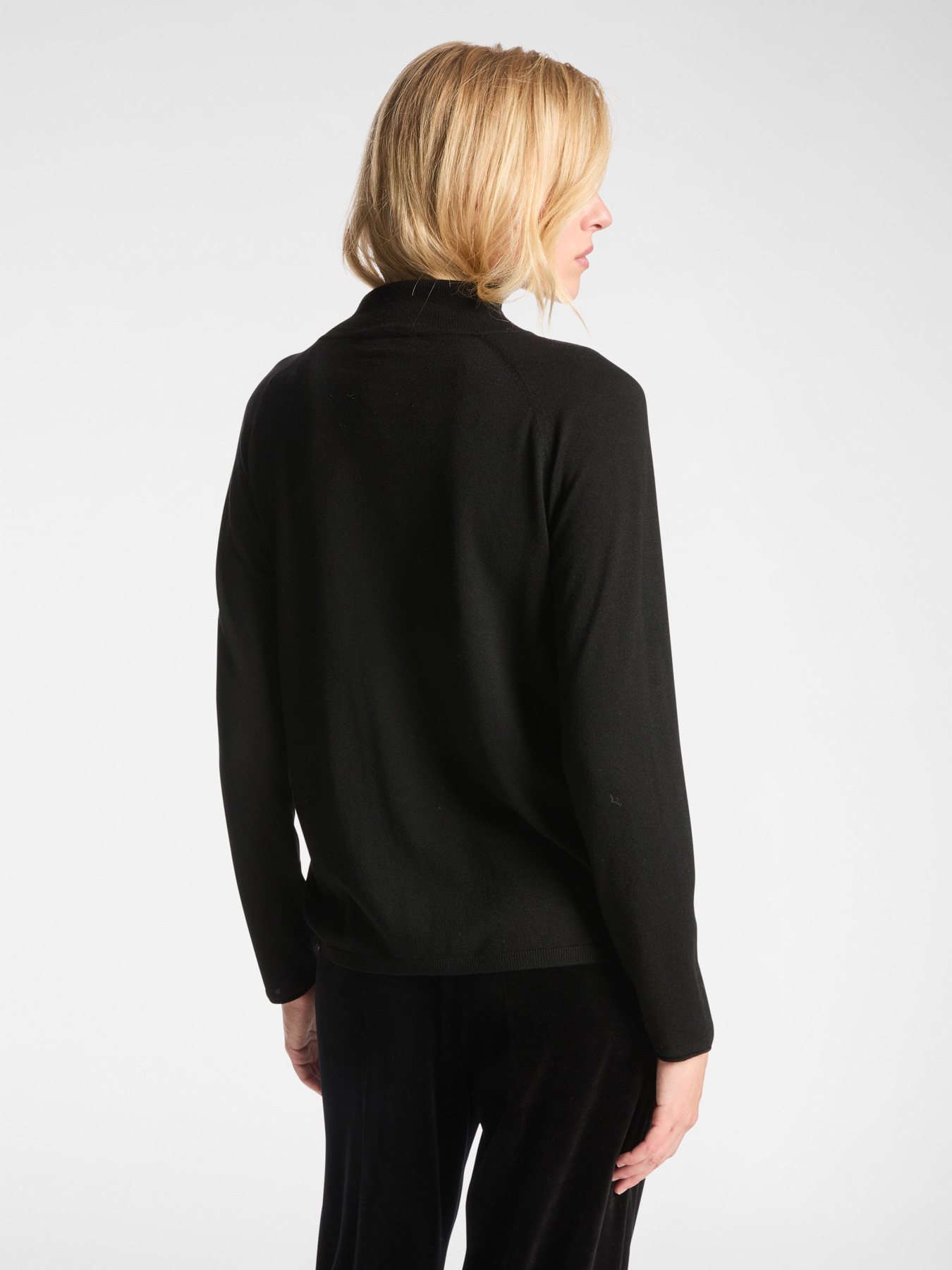 Sweater with cuff links at the neck image number 1