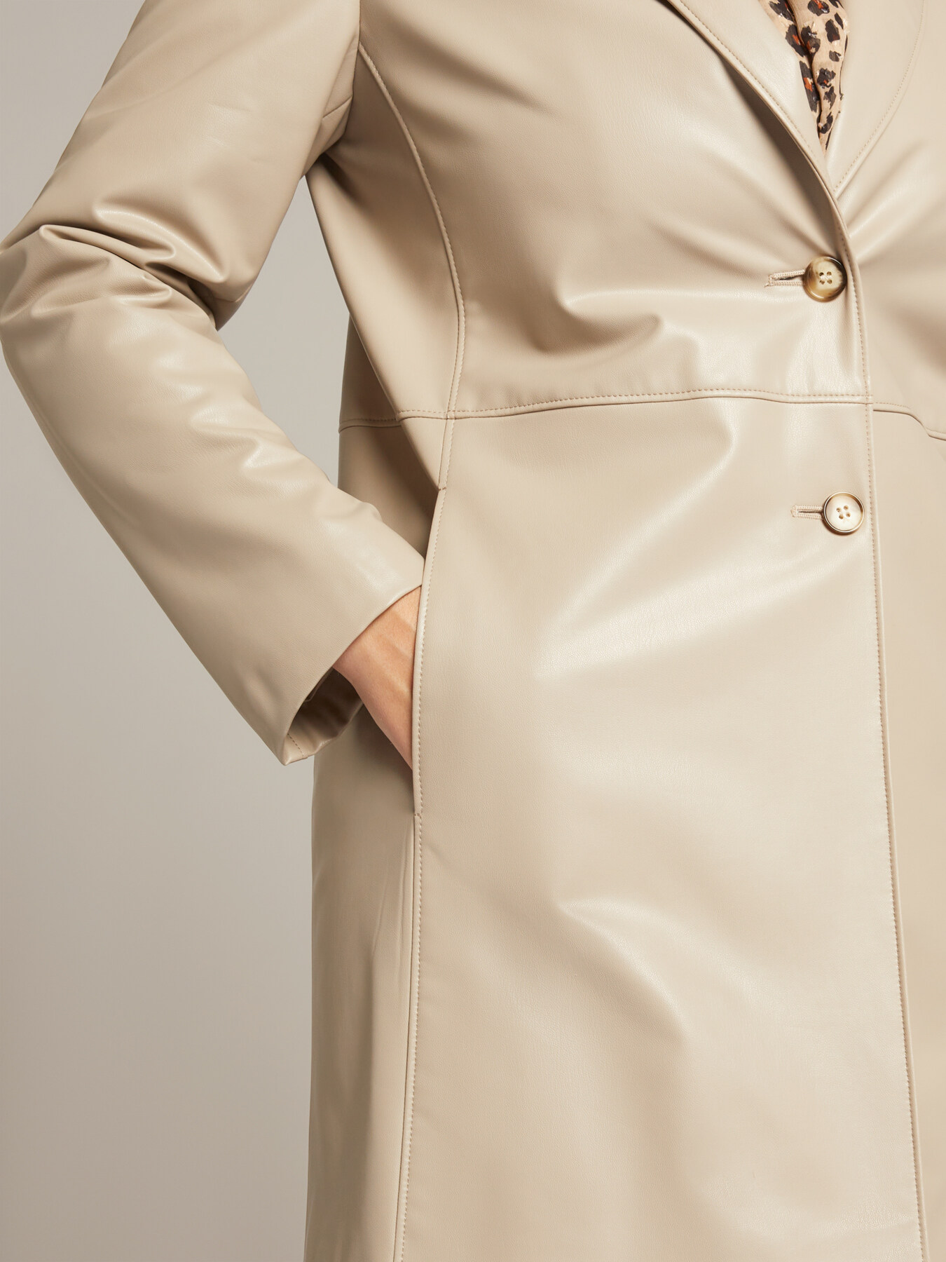 Giacca lunga in tessuto effetto pelle image number 4